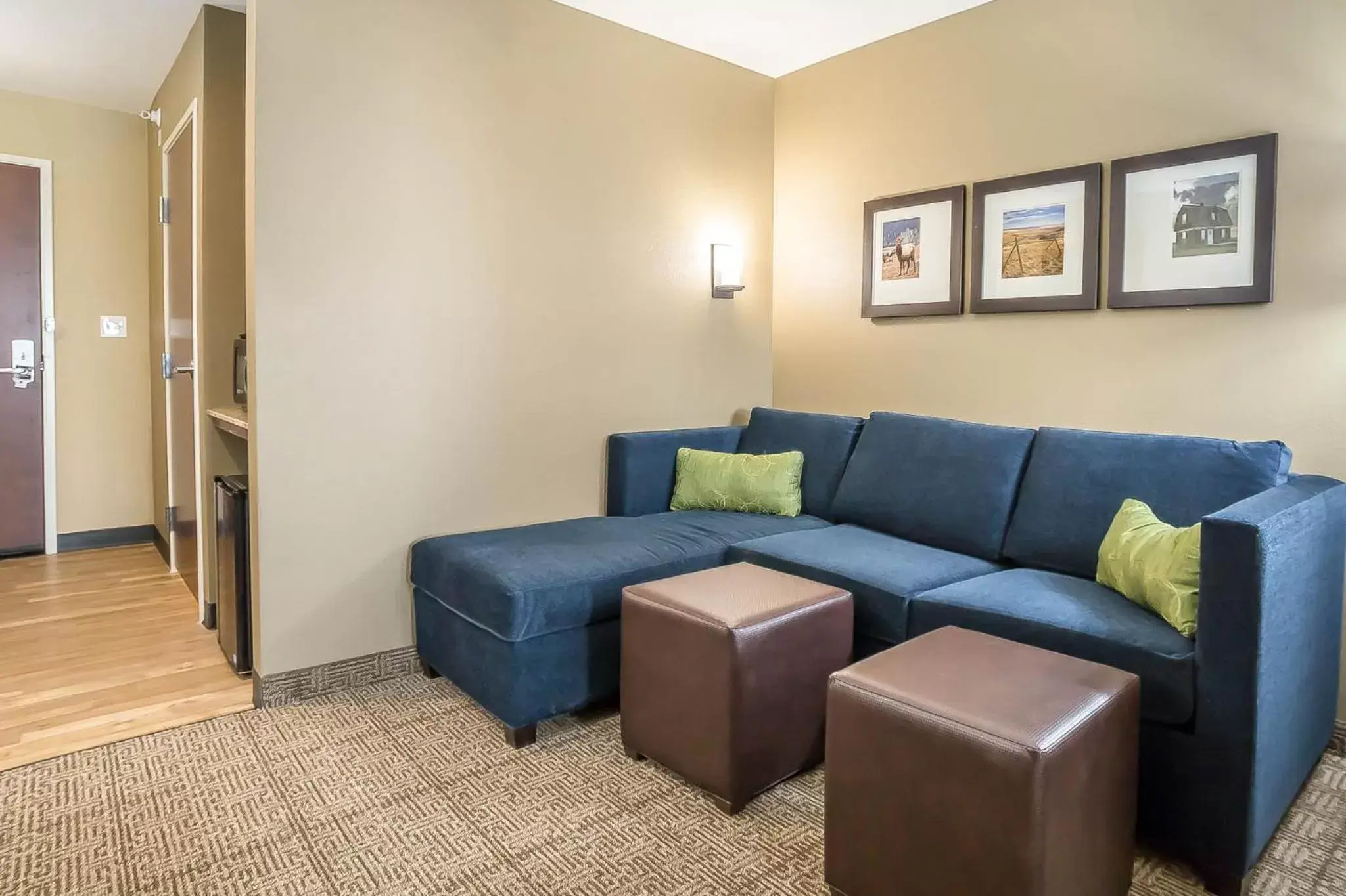 Property building, Seating Area in Comfort Suites Billings