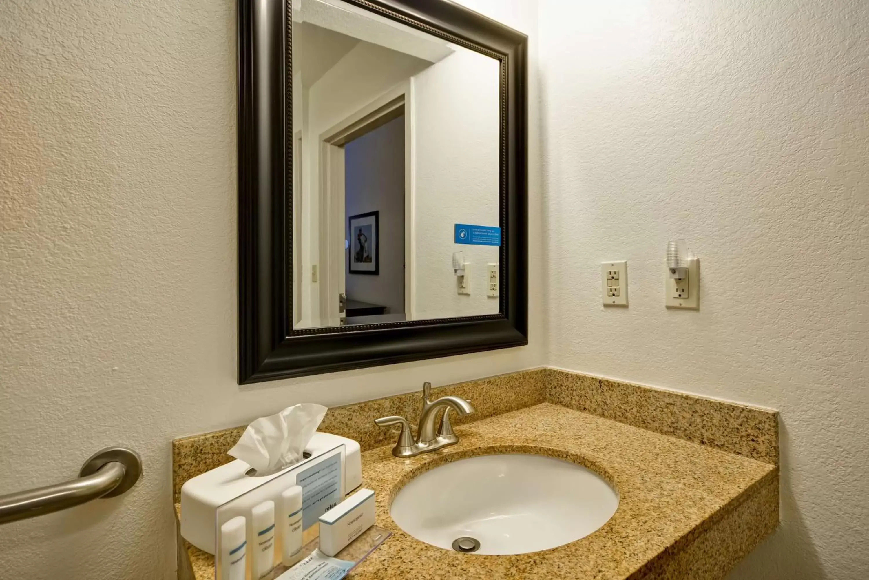 Bathroom in Hampton Inn Sarasota I-75 Bee Ridge