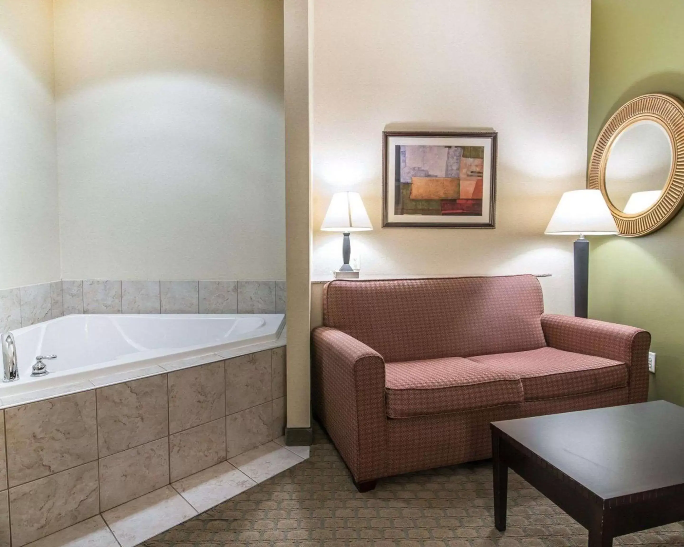 Photo of the whole room, Seating Area in Comfort Suites Vestal near University