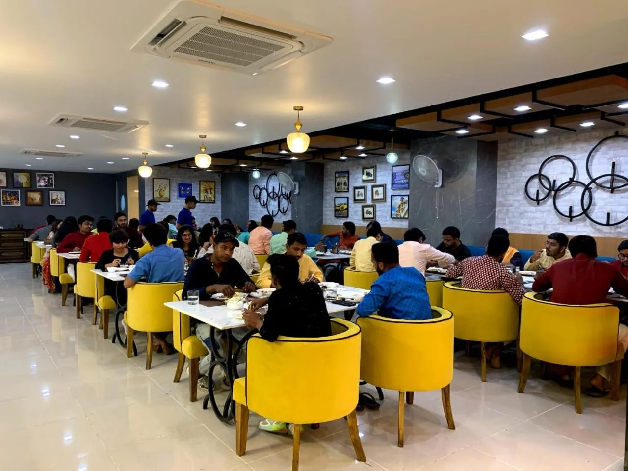 Restaurant/places to eat in Hotel Raas Inn, New Hotel