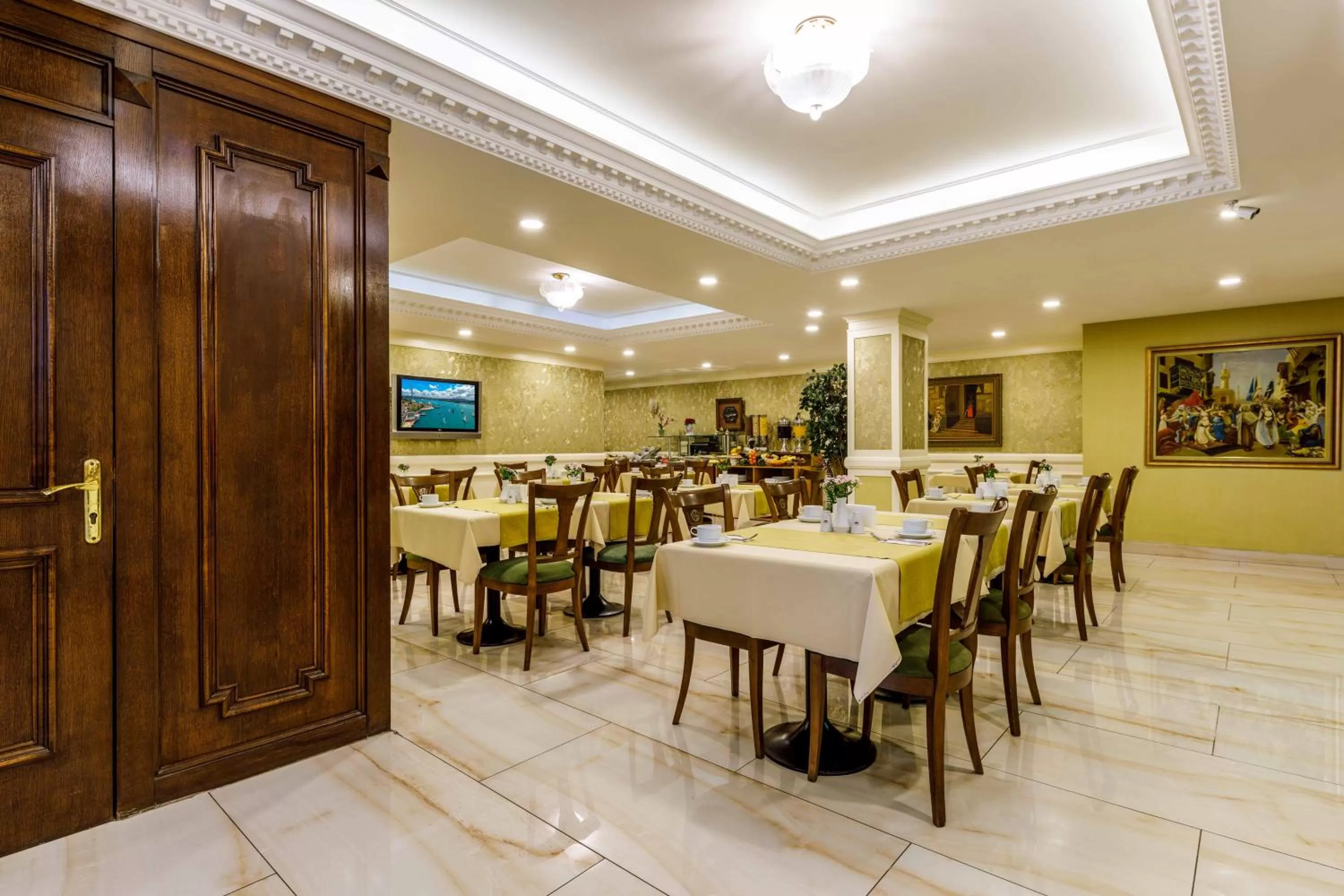 Restaurant/places to eat in Golden Crown Hotel