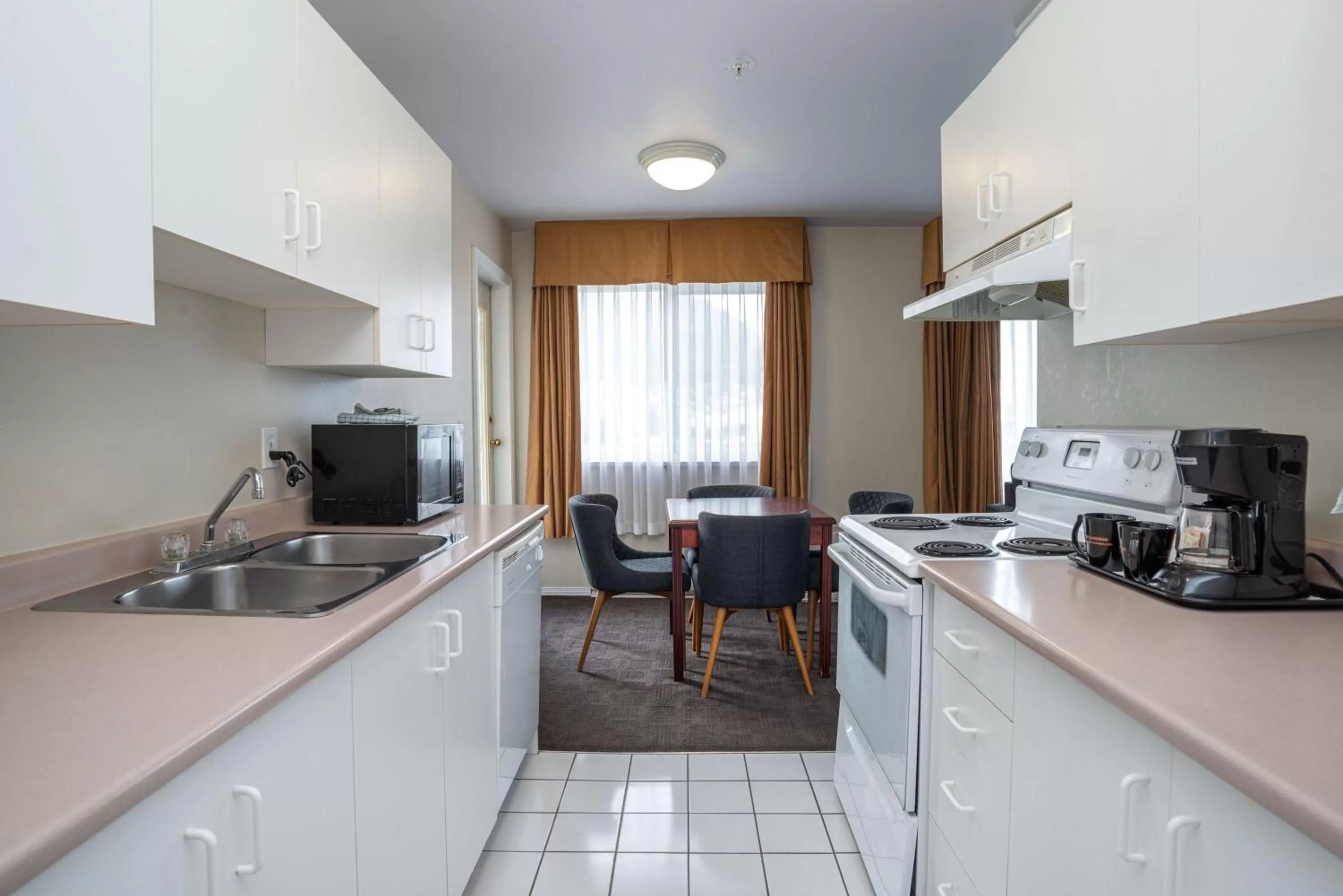 Kitchen or kitchenette in Sandman Hotel & Suites Williams Lake