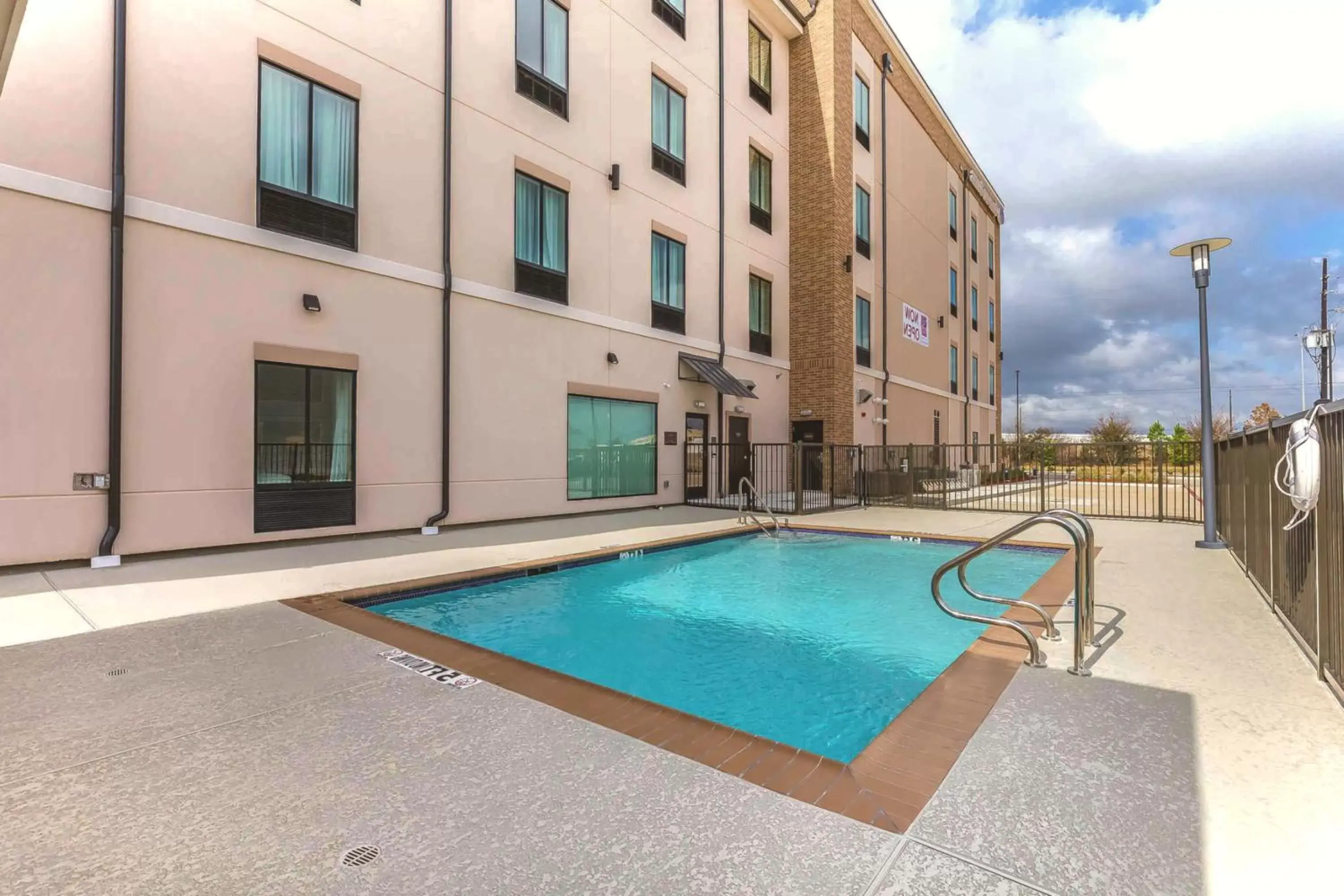 Swimming Pool in Comfort Suites Northwest Houston At Beltway 8