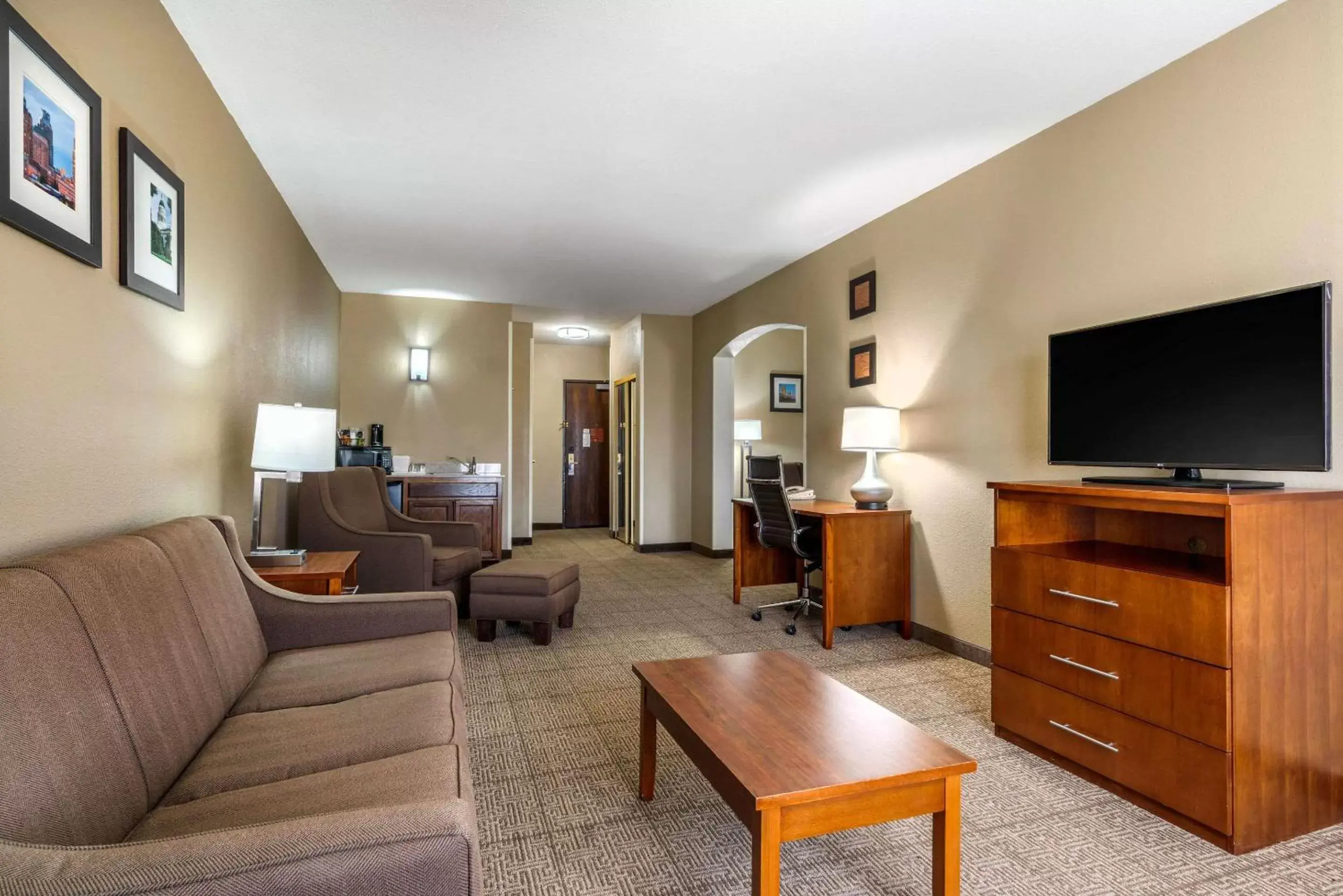 Photo of the whole room, Seating Area in Comfort Inn & Suites Sacramento – University Area