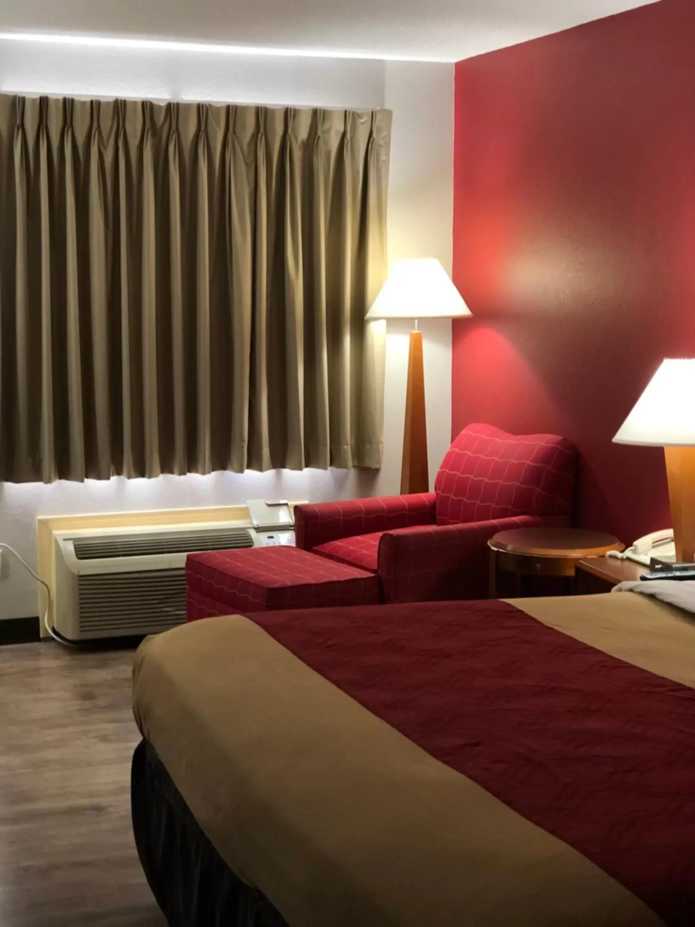 Superior King Room - Smoking in Econo Lodge - Athens Superior King Room - Smoking in Econo Lodge - Athens