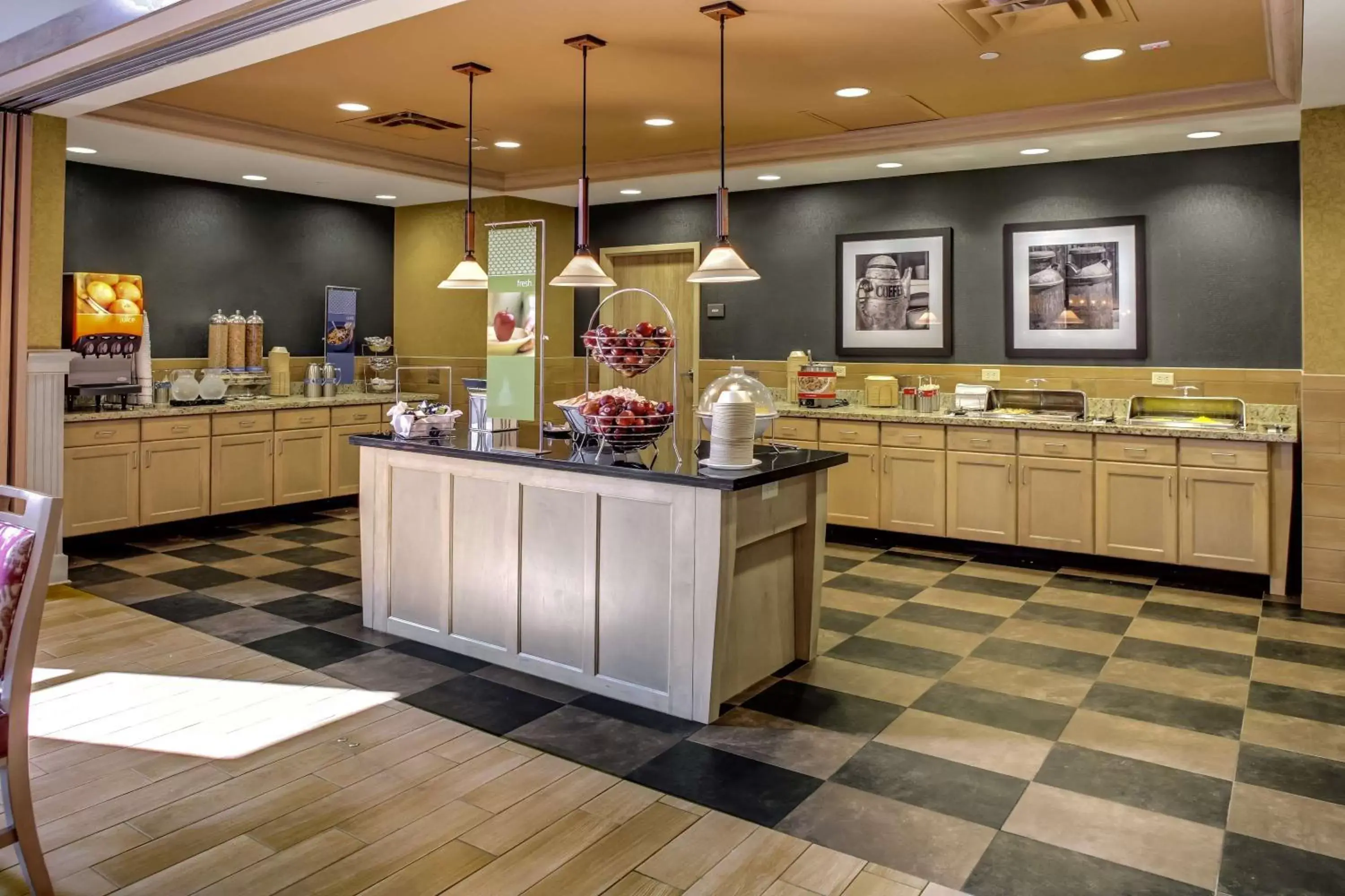 Dining area in Hampton Inn & Suites Dodge City