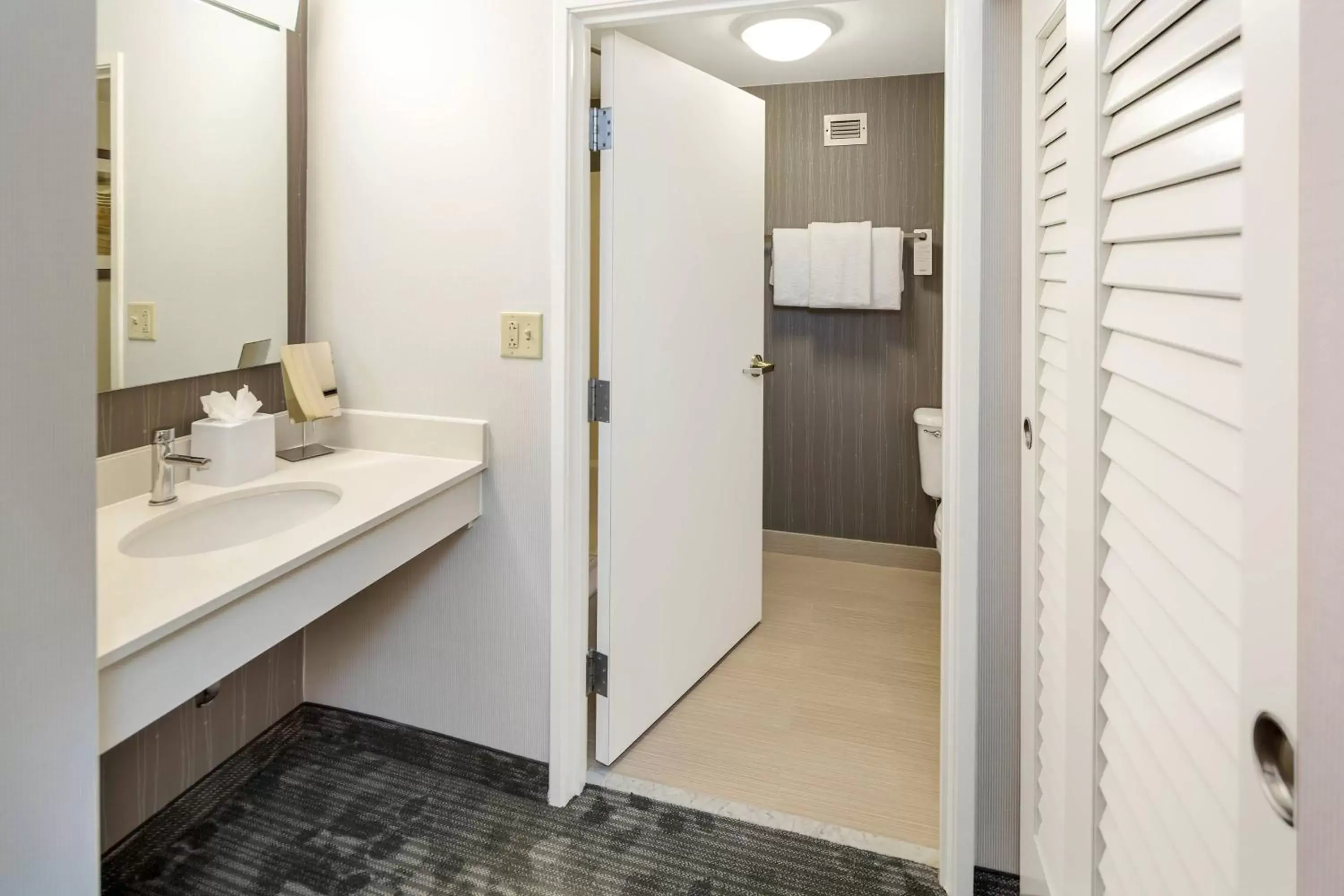 Bathroom in Courtyard by Marriott Bryan College Station