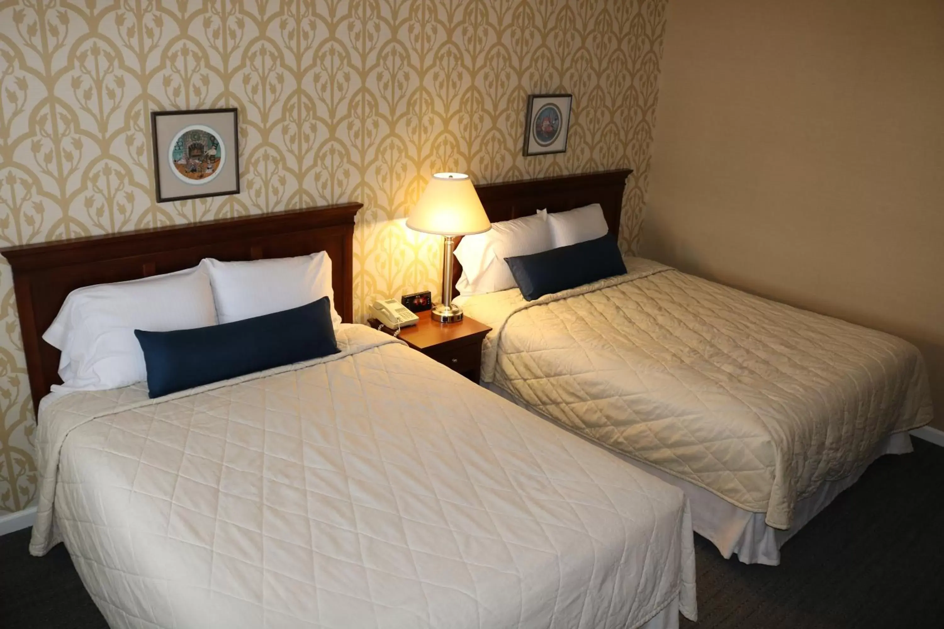 Photo of the whole room, Bed in The Village Inn