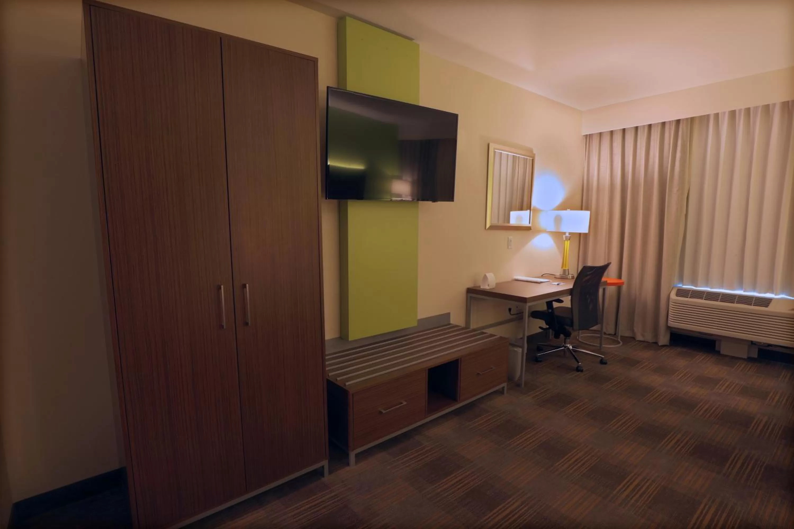 Photo of the whole room, Bed in Holiday Inn Express & Suites - Dripping Springs - Austin Area by IHG