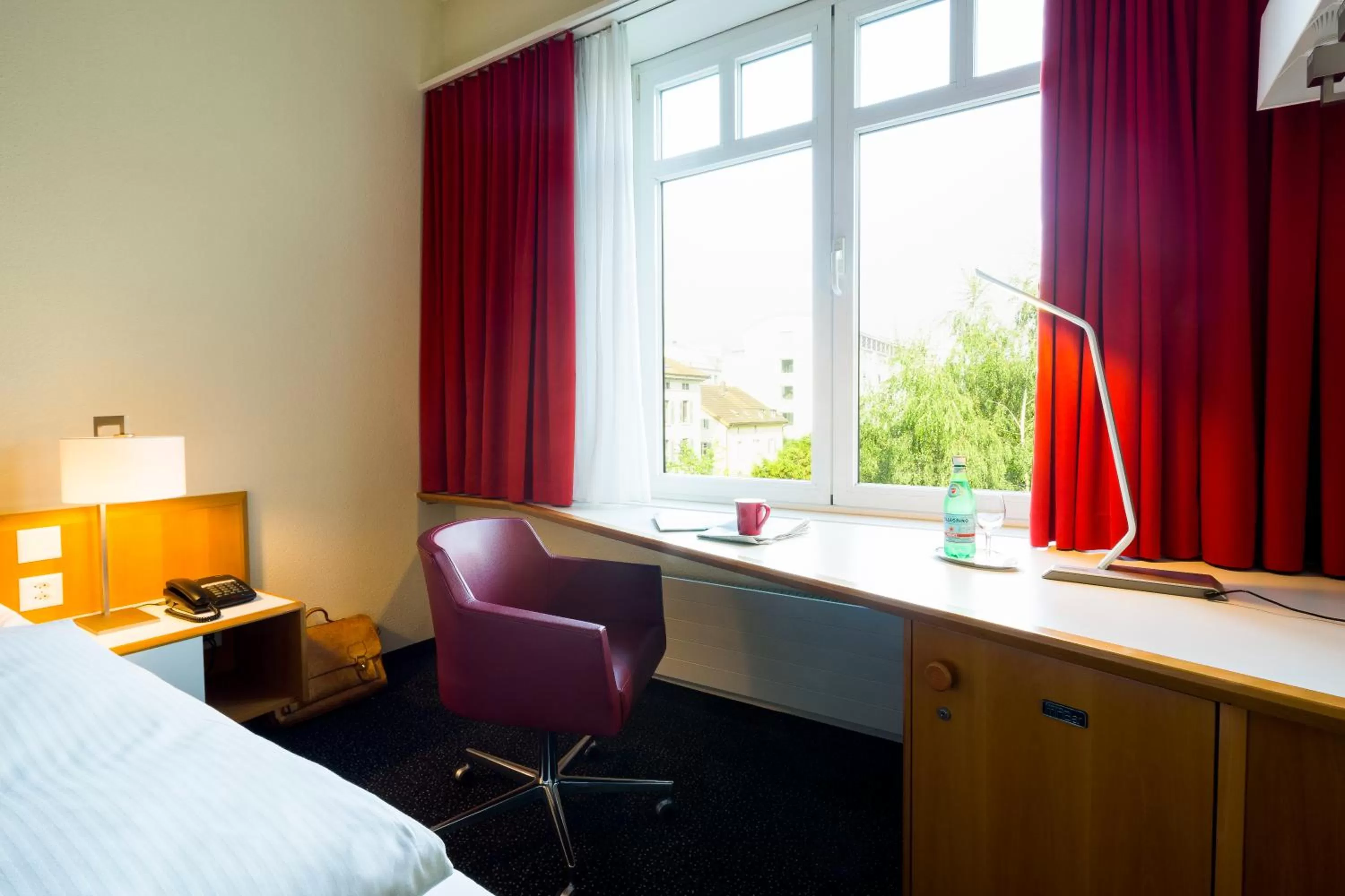 View (from property/room), Bed in Hotel Wartmann am Bahnhof