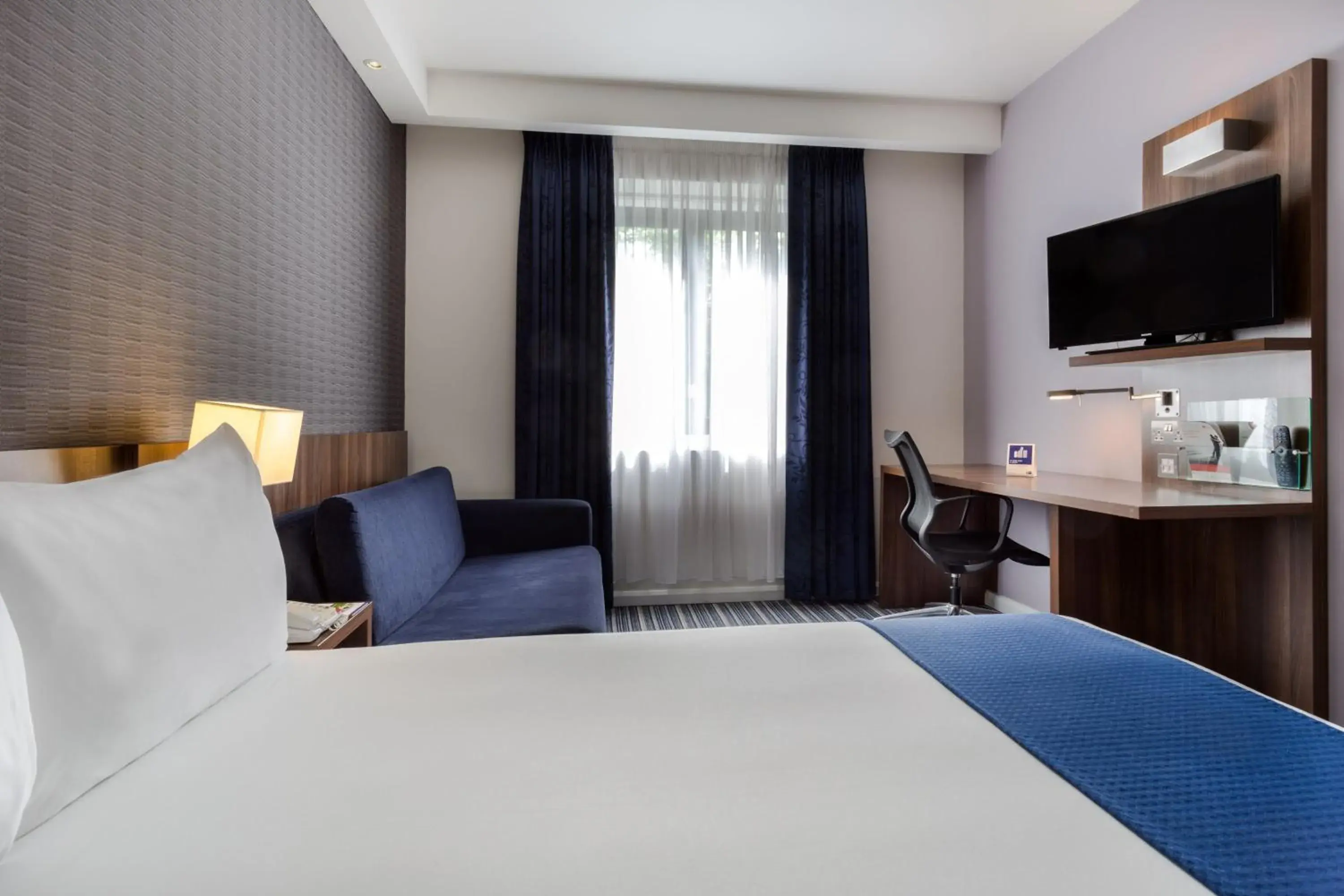 Photo of the whole room, Bed in Holiday Inn Express Colchester