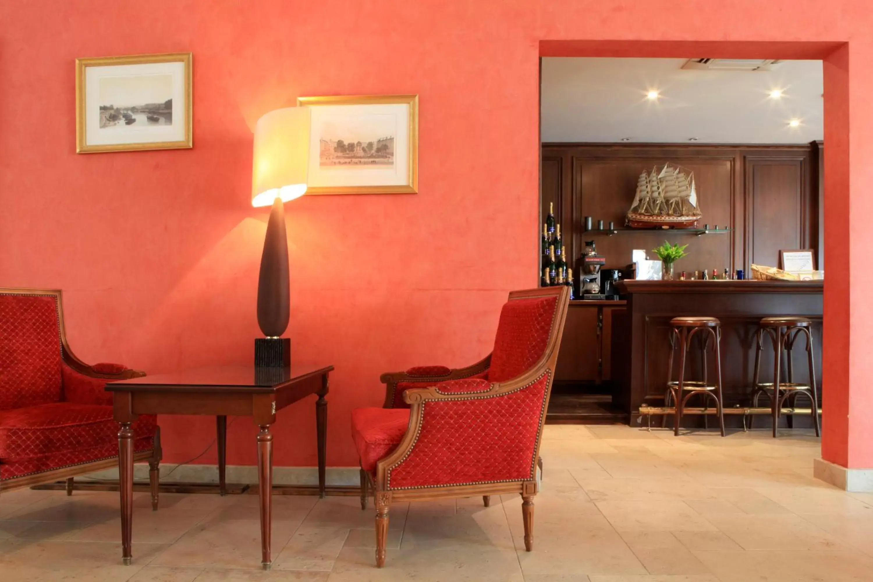 Lounge or bar in Amiral Hôtel