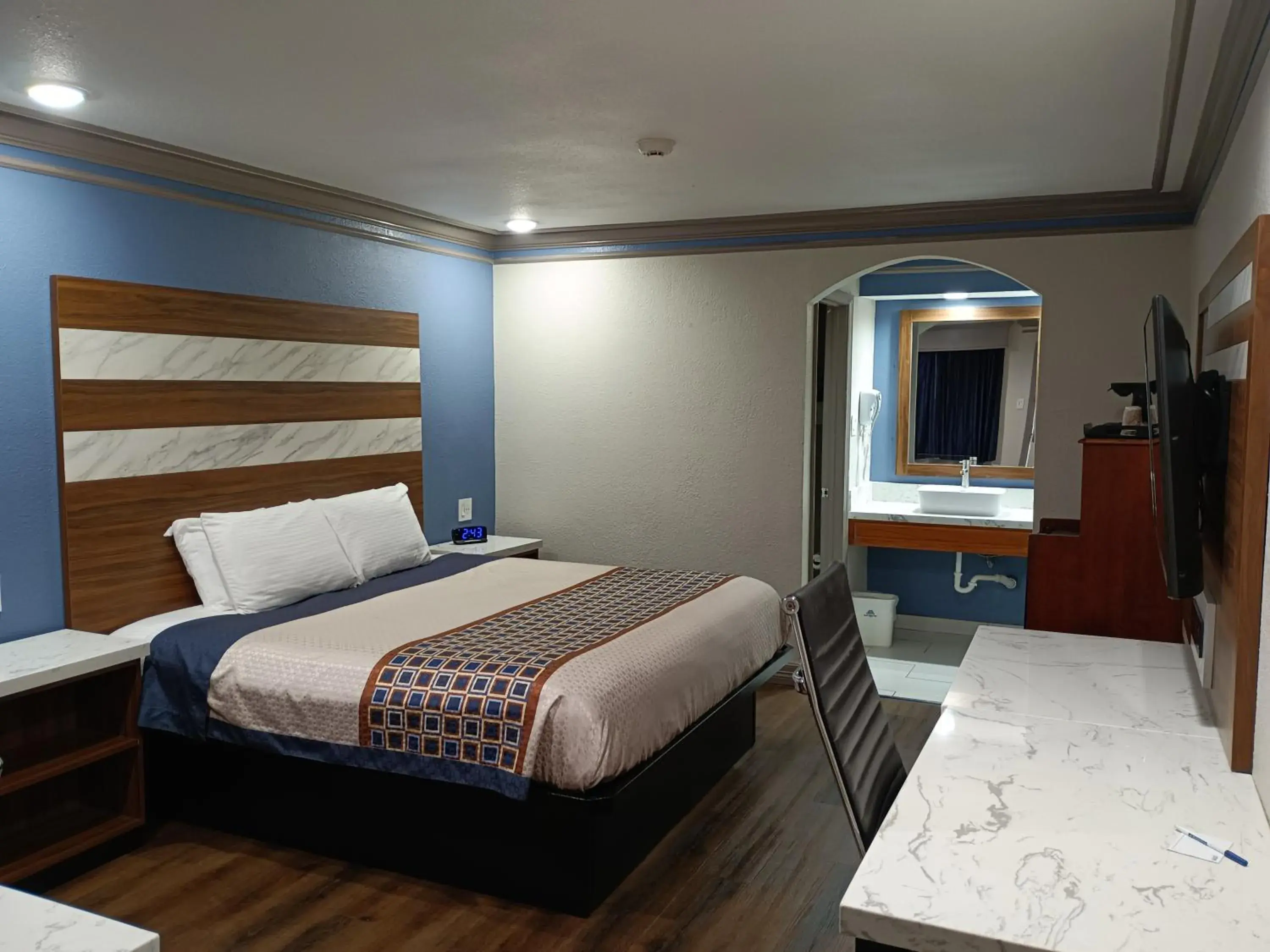 Bed in Americas Best Value Inn & Suites Alvin Houston