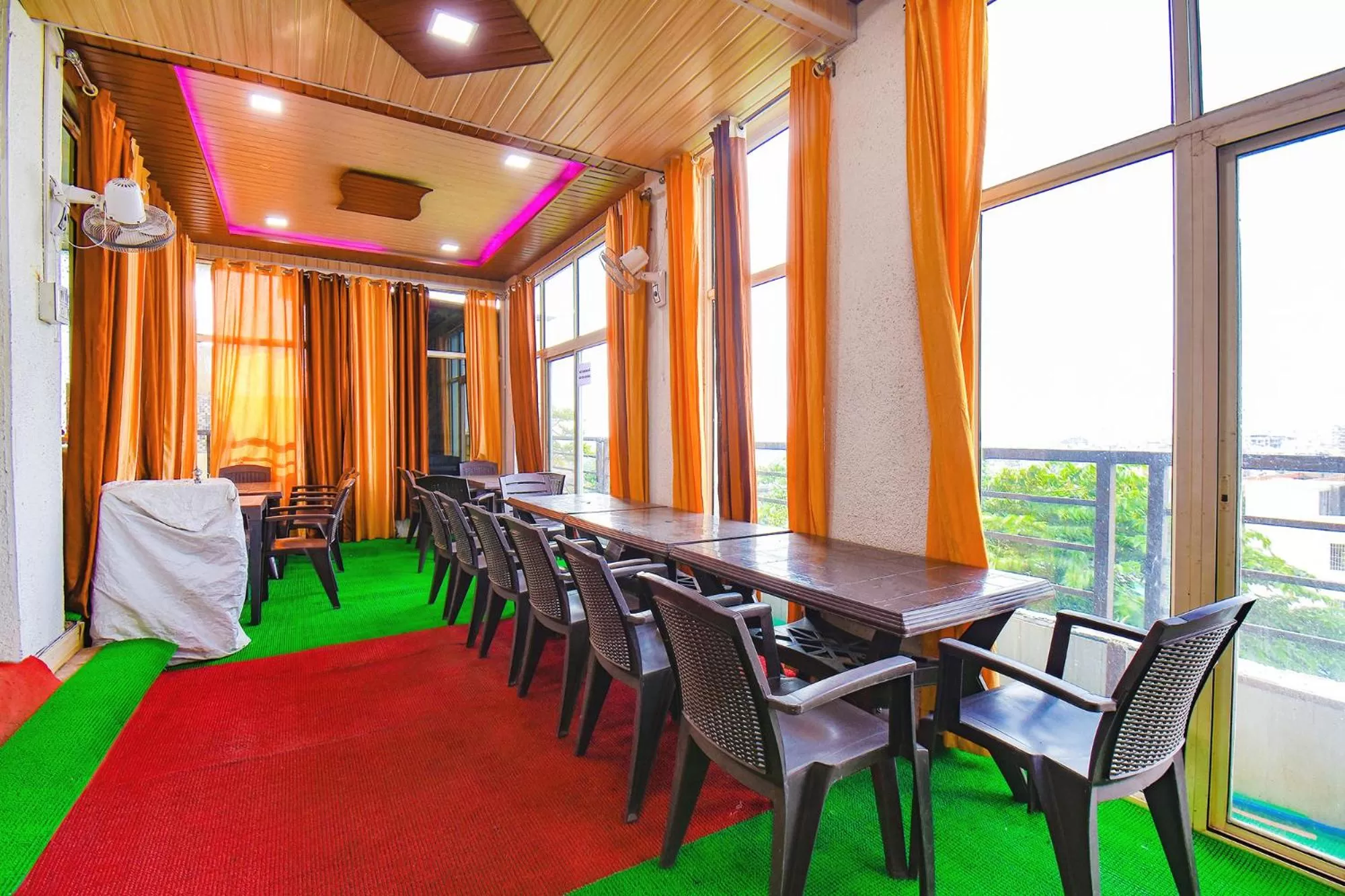 Restaurant/places to eat in FabExpress Vardhan Executive