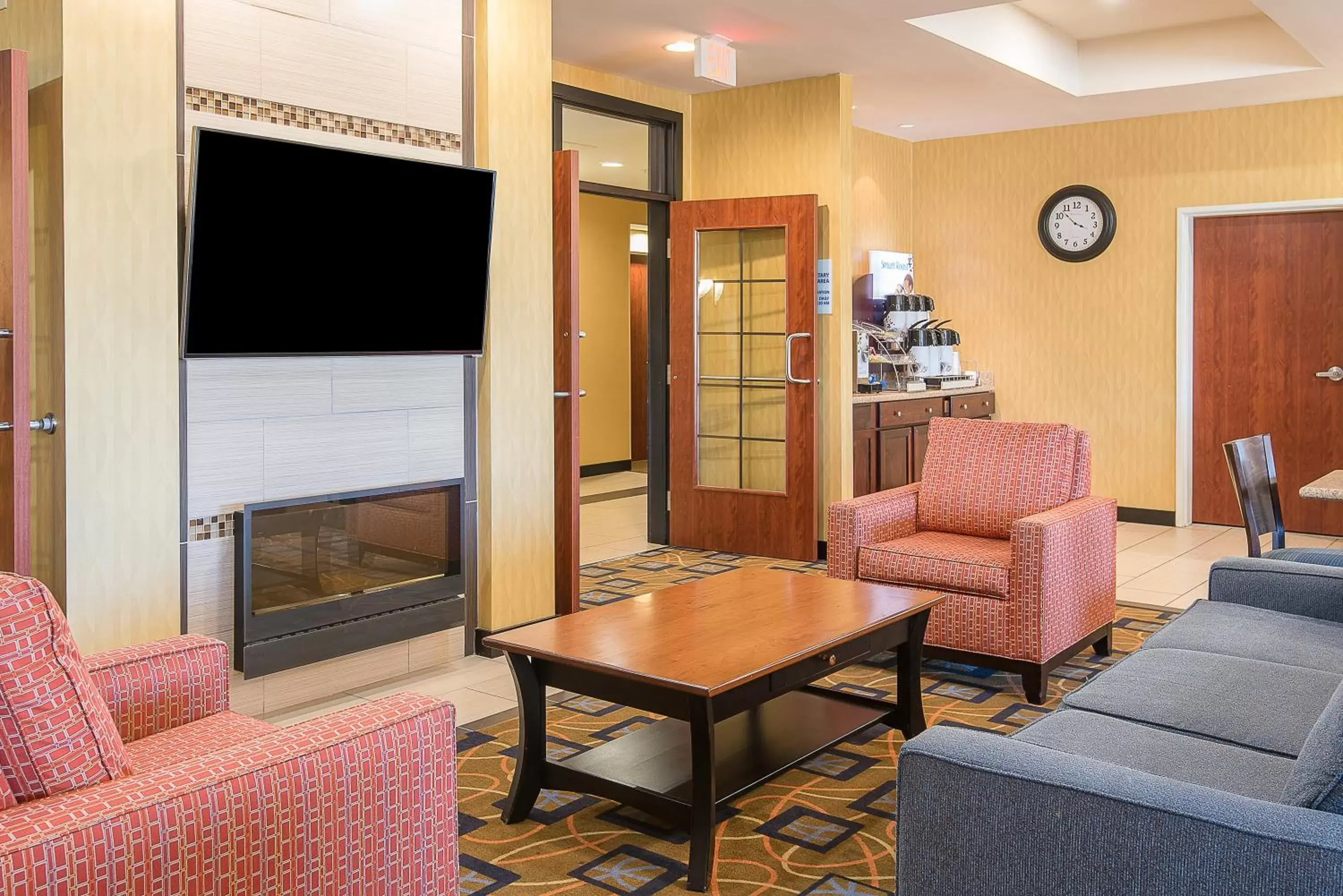 Breakfast, Seating Area in Holiday Inn Express and Suites Lafayette East, an IHG Hotel