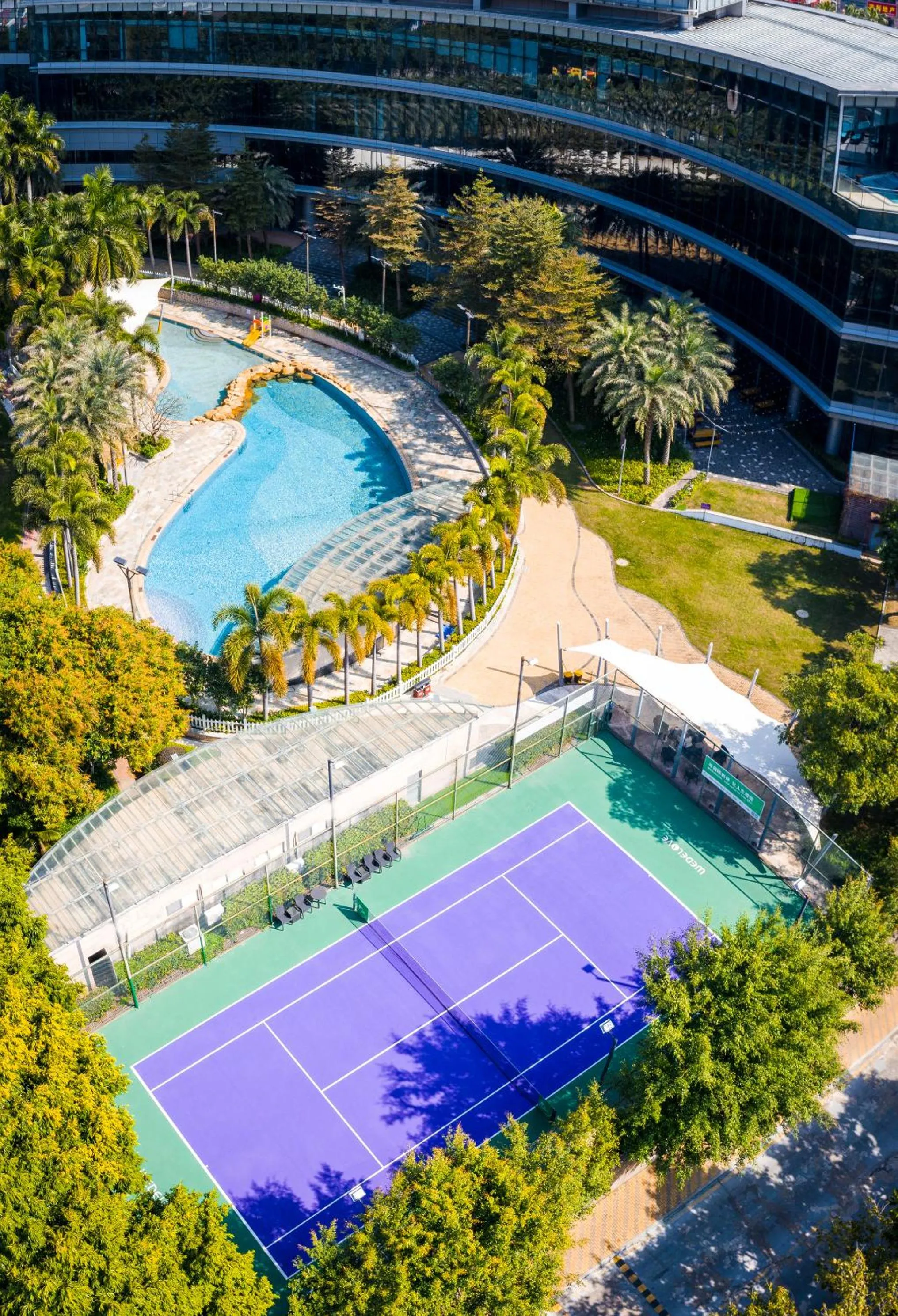 Tennis court in Crowne Plaza Huizhou by IHG