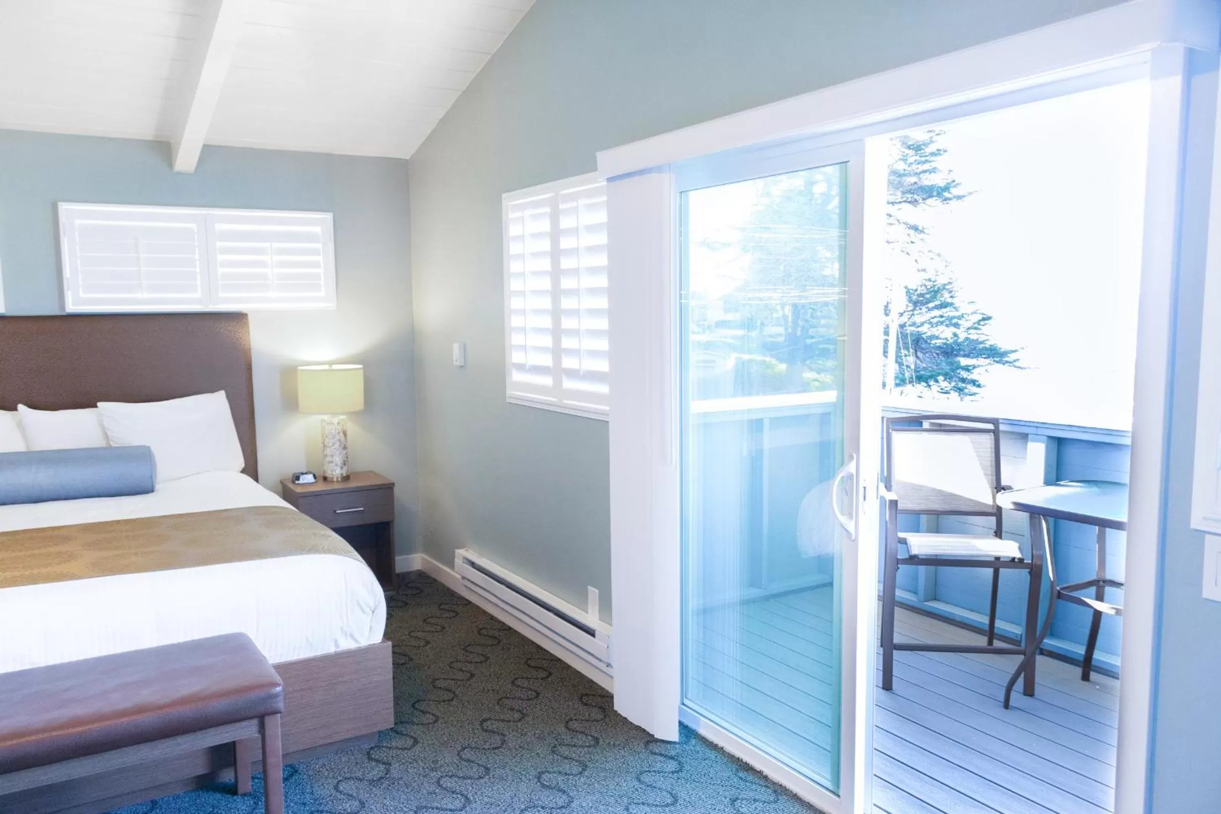 Balcony/Terrace, Bed in Ocean Echo Inn & Beach Cottages