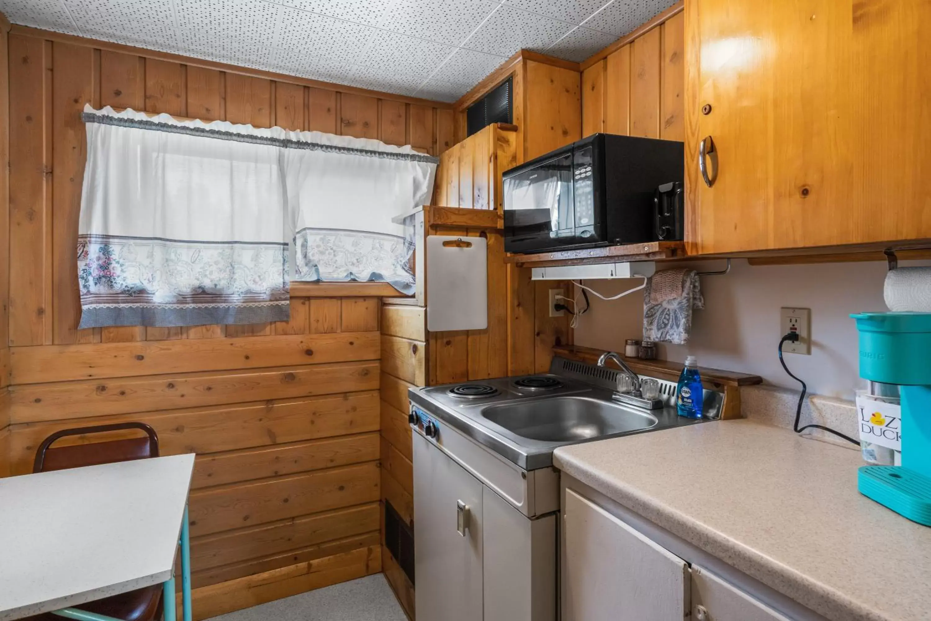 Kitchen or kitchenette, Kitchen/Kitchenette in Lazy Duck Inn