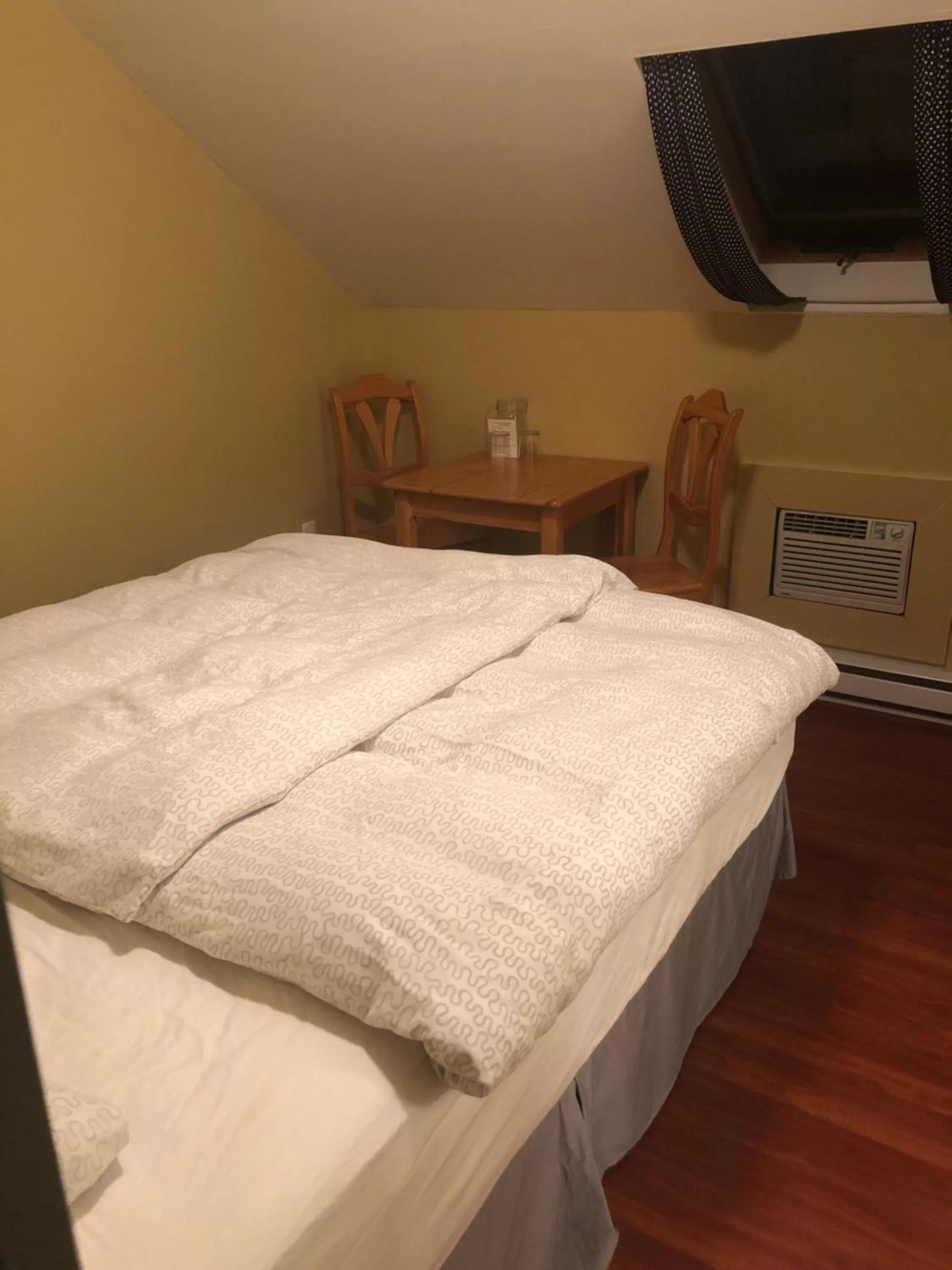 Bed in Crowsnest Vineyards Guesthouse