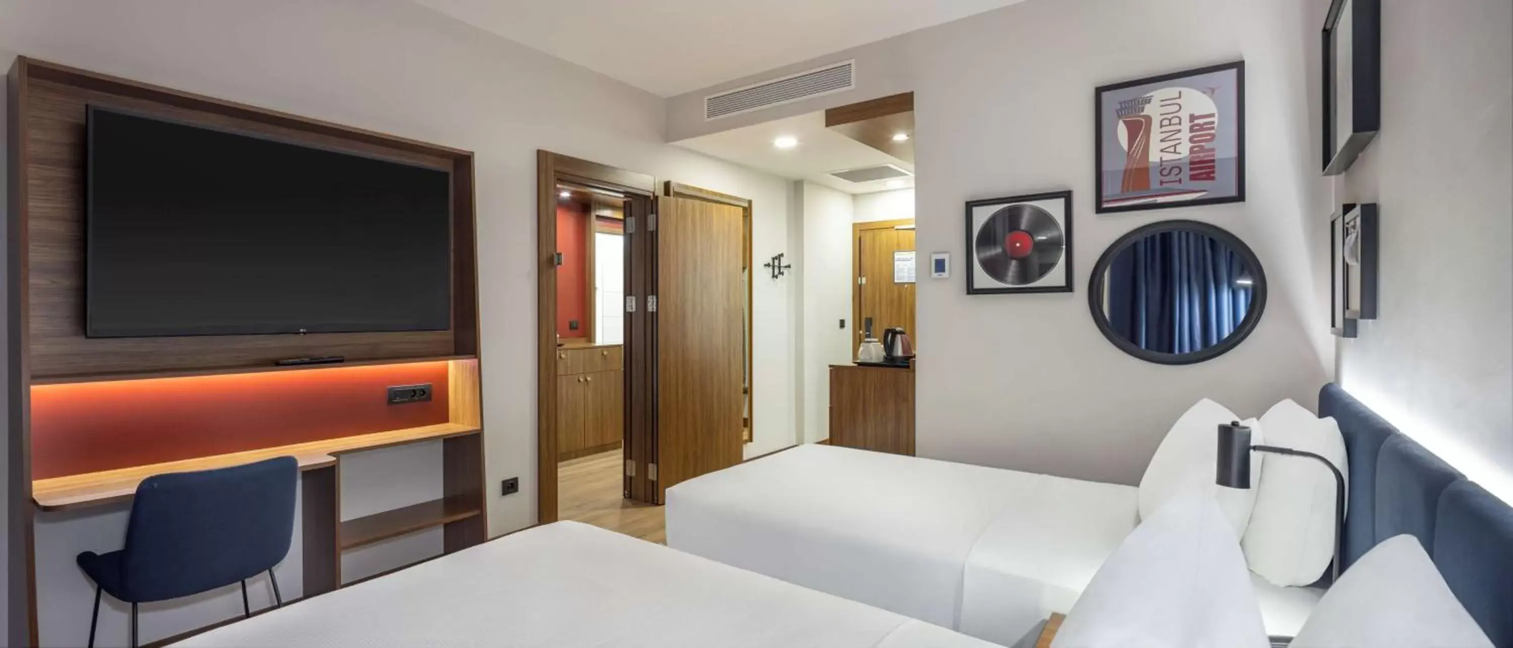 Bed, TV/Entertainment Center in Hampton By Hilton Istanbul Airport, Arnavutkoy