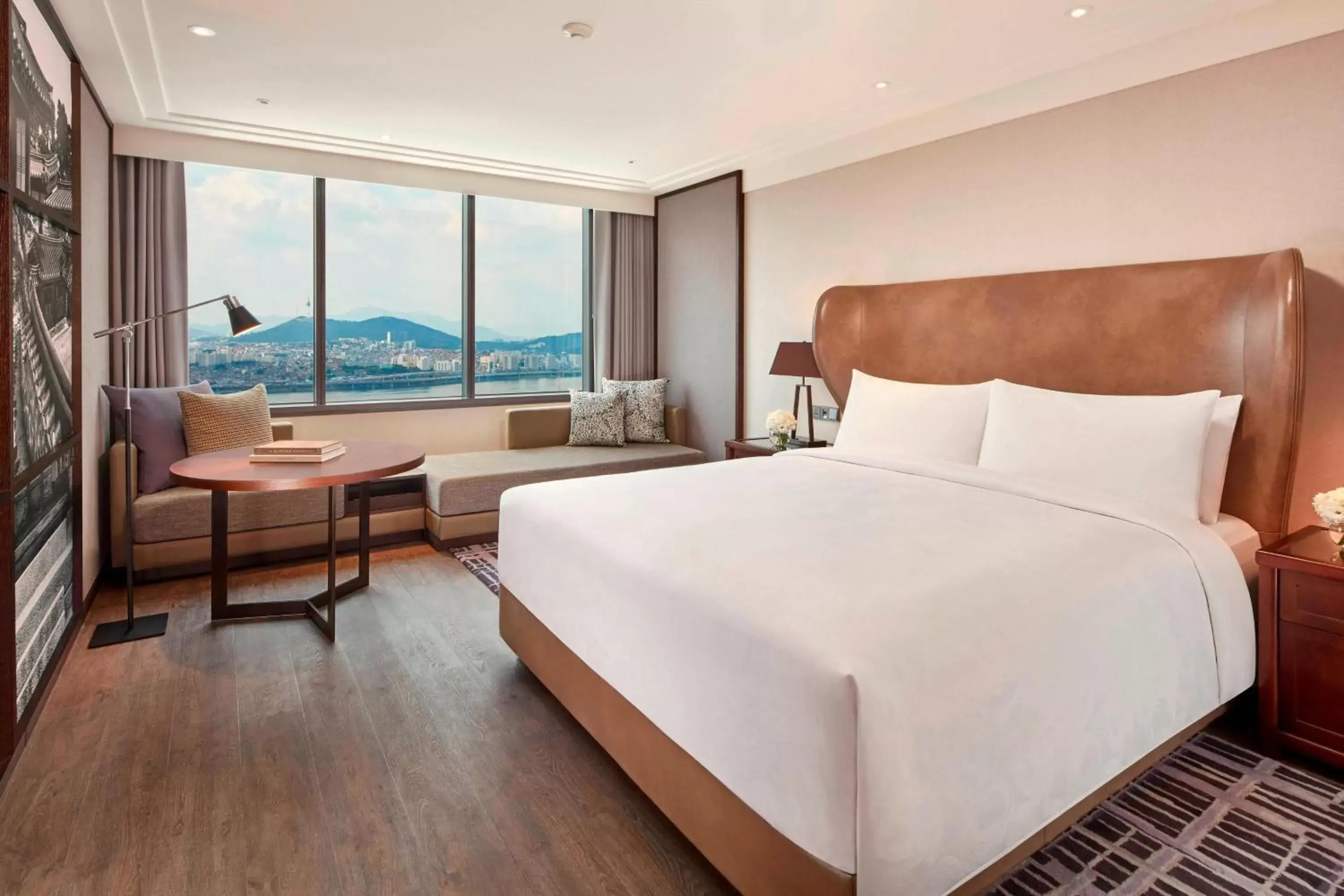 Photo of the whole room, Mountain View in JW Marriott Hotel Seoul