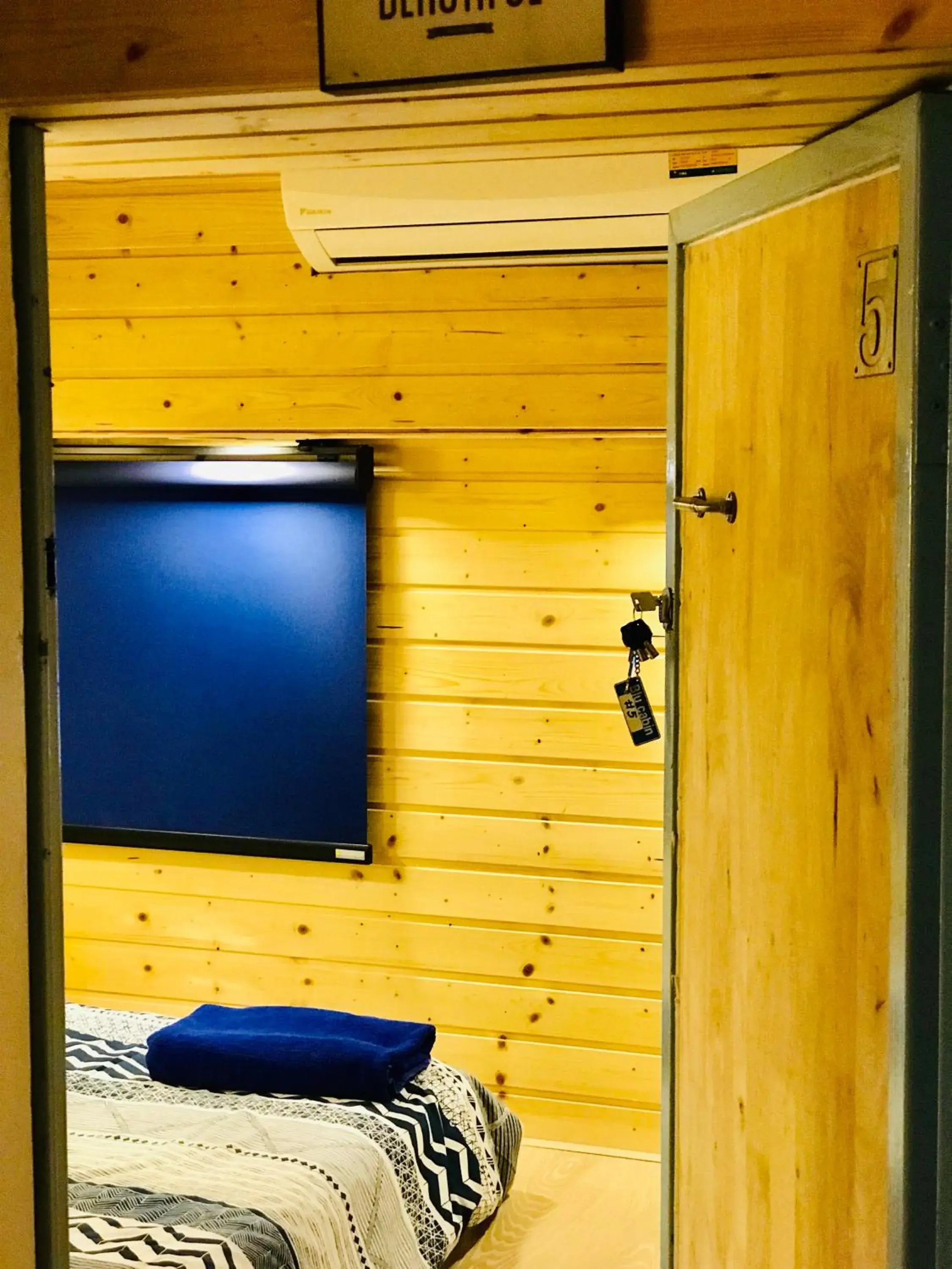Bedroom, TV/Entertainment Center in Blu Cabin Poshtel