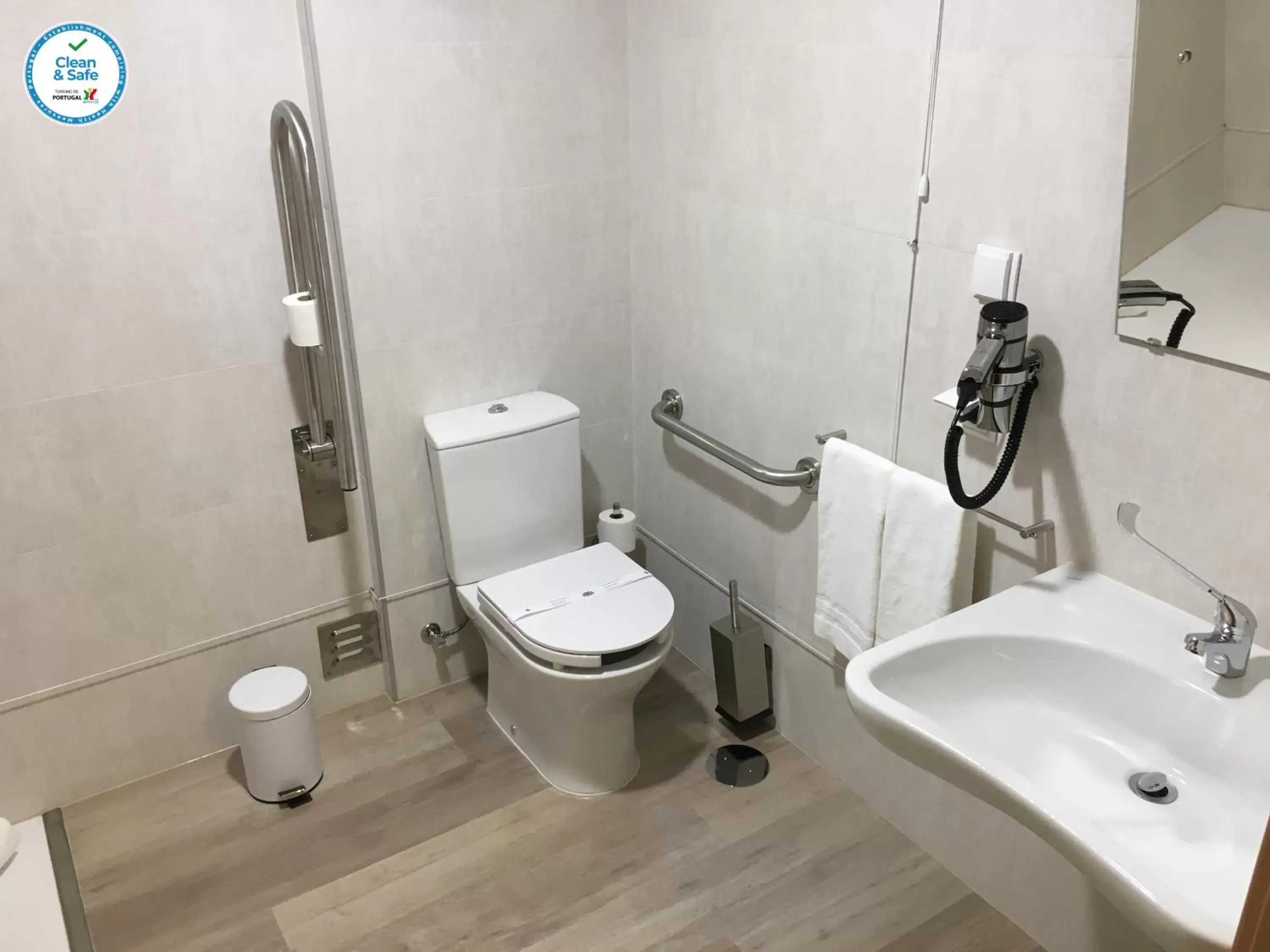 Large Room with city view - Disability Access in Hotel da Vila Large Room with city view - Disability Access in Hotel da Vila