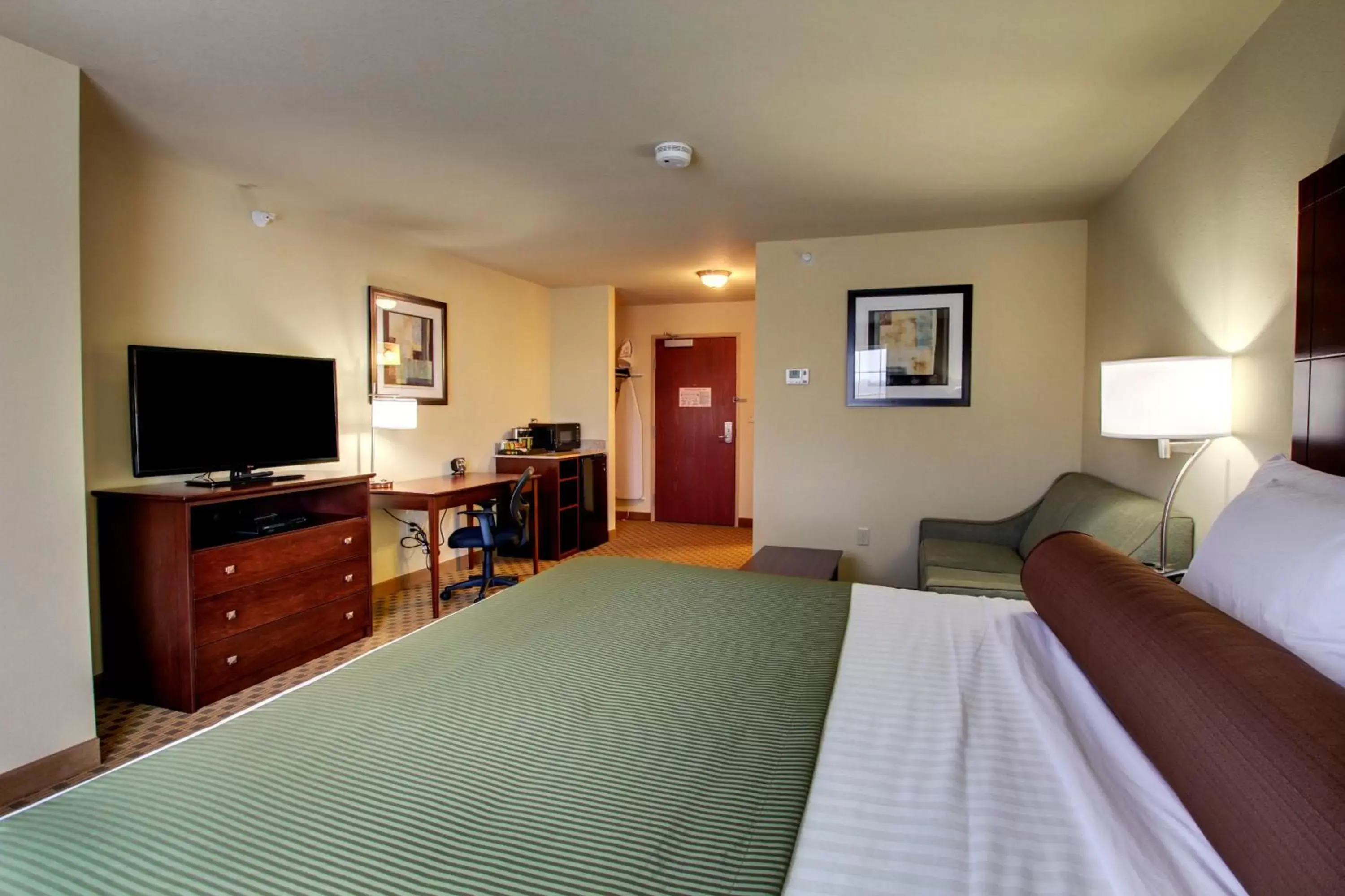 Photo of the whole room, Bed in Stanton Inn and Suites