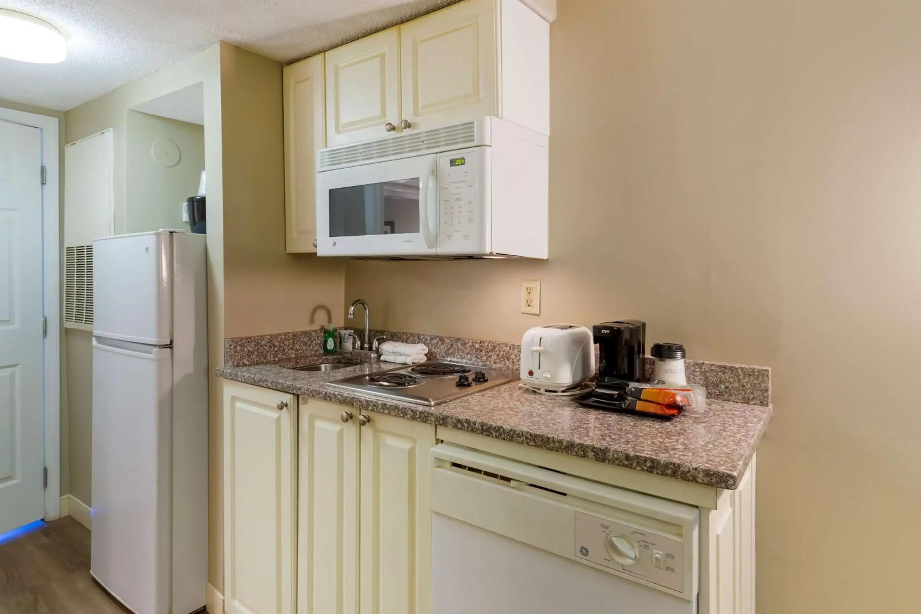 Bedroom, Kitchen/Kitchenette in Best Western Plus Cary - NC State