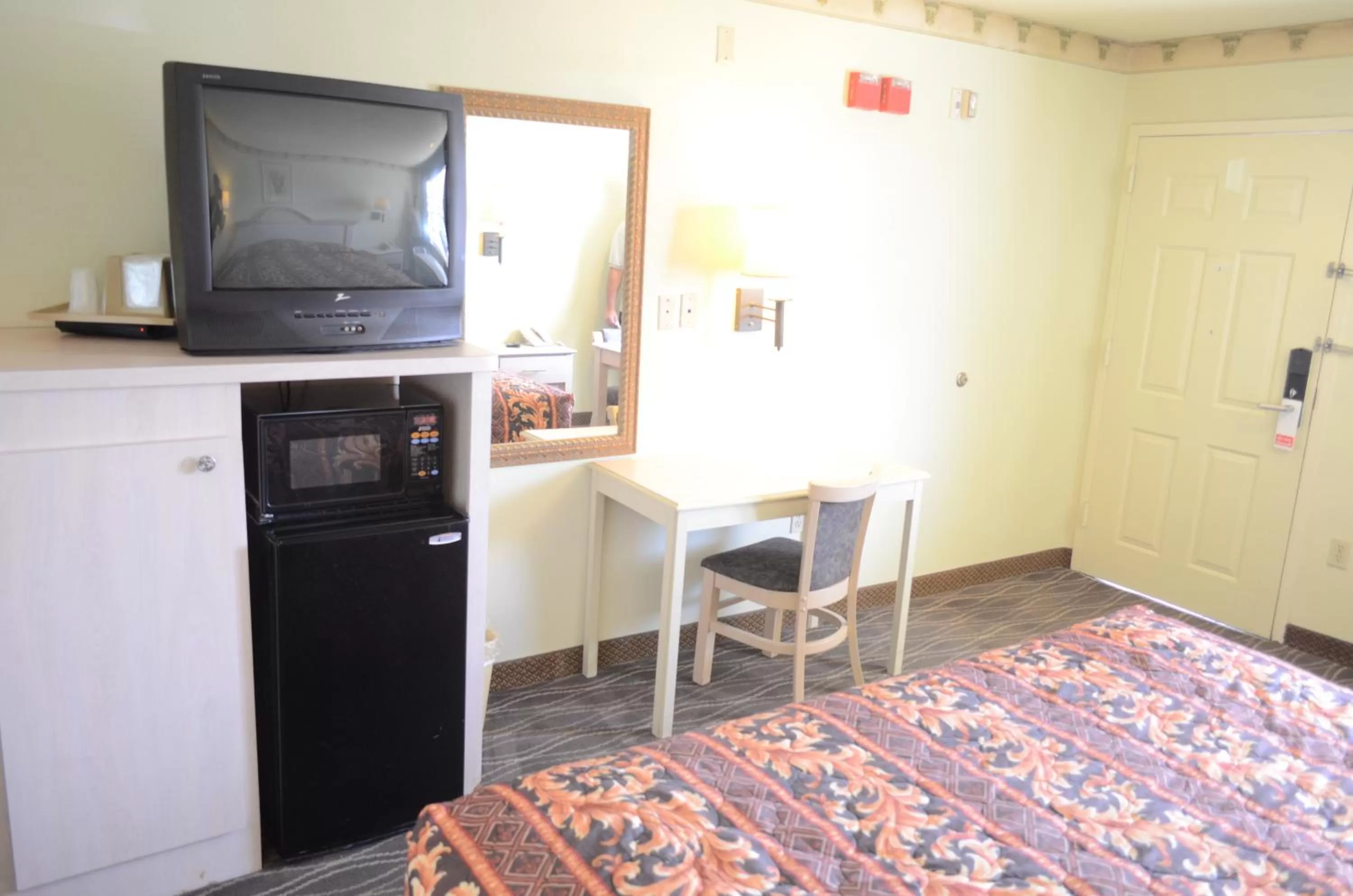 Kitchen or kitchenette, Bed in Scottish Inn and Suites NRG Park/Texas Medical Center - Houston