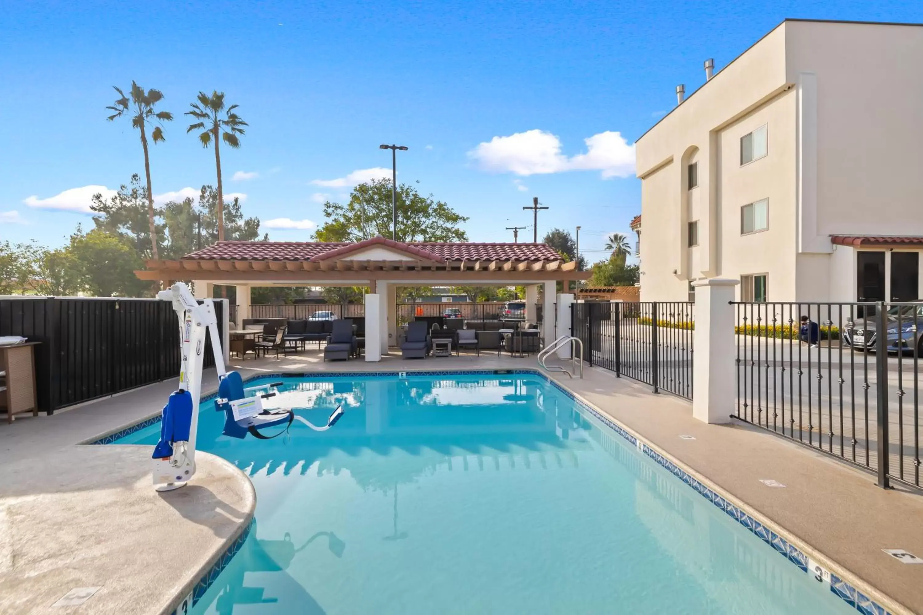 Swimming Pool in Hotel Huntington