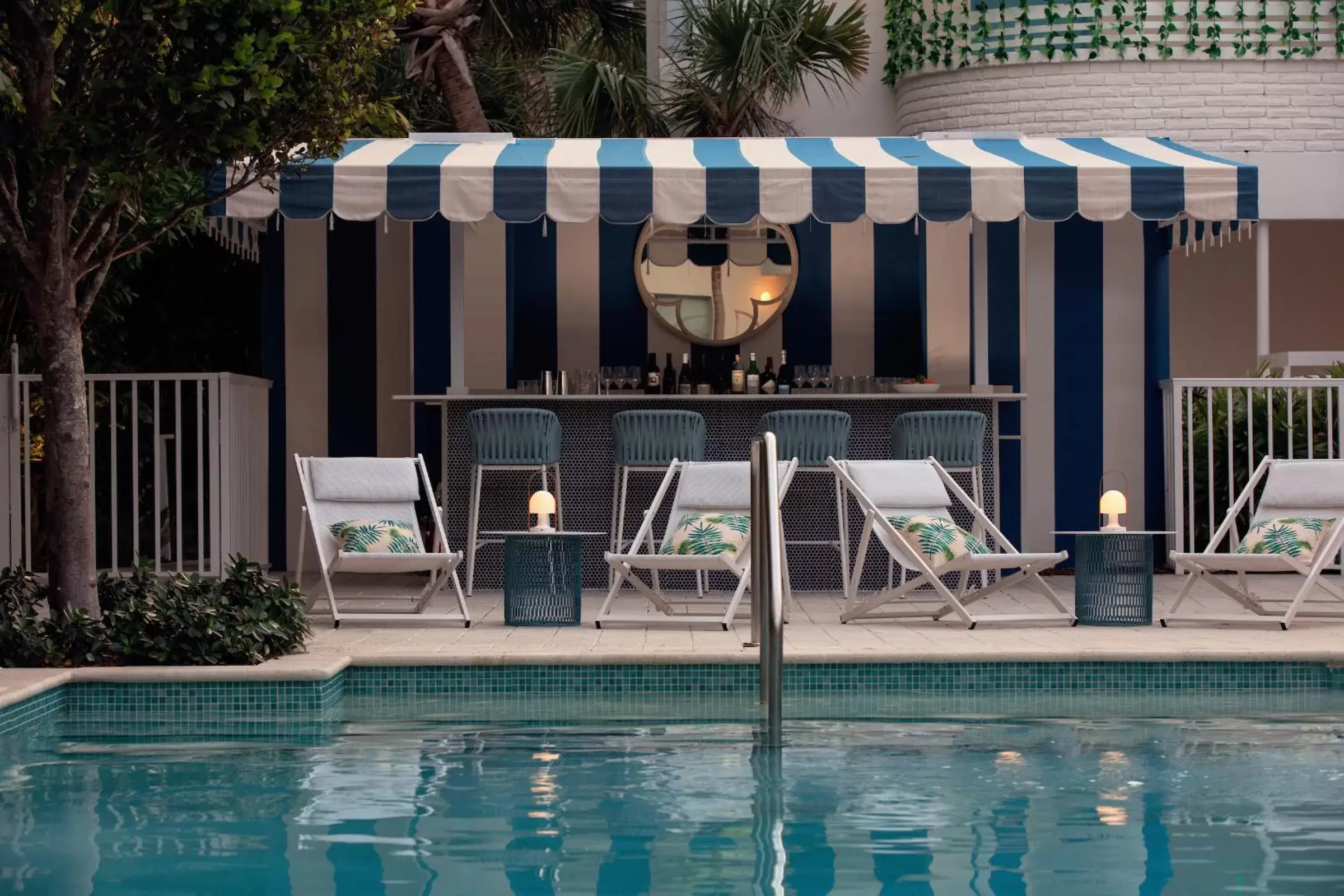 Lounge or bar, Swimming Pool in The Kimpton Shorebreak Fort Lauderdale Beach Resort