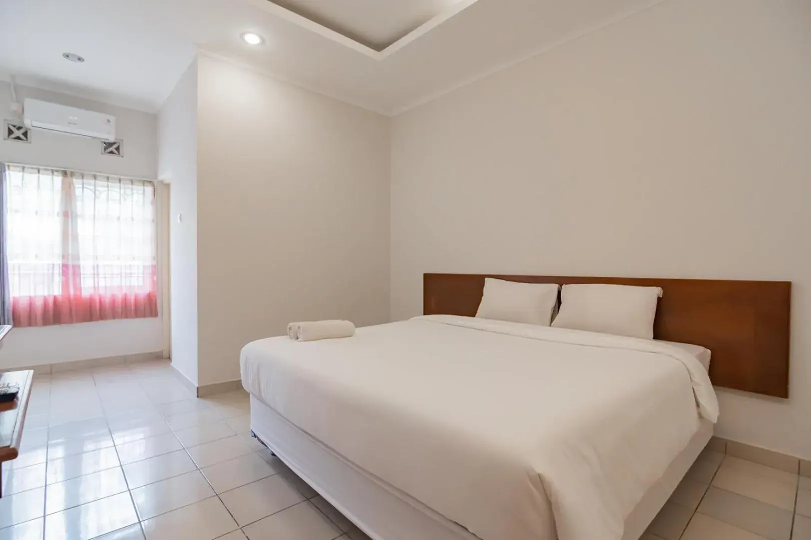 Bedroom, Bed in Rossan Villa Hotel near Sersan Bajuri RedPartner