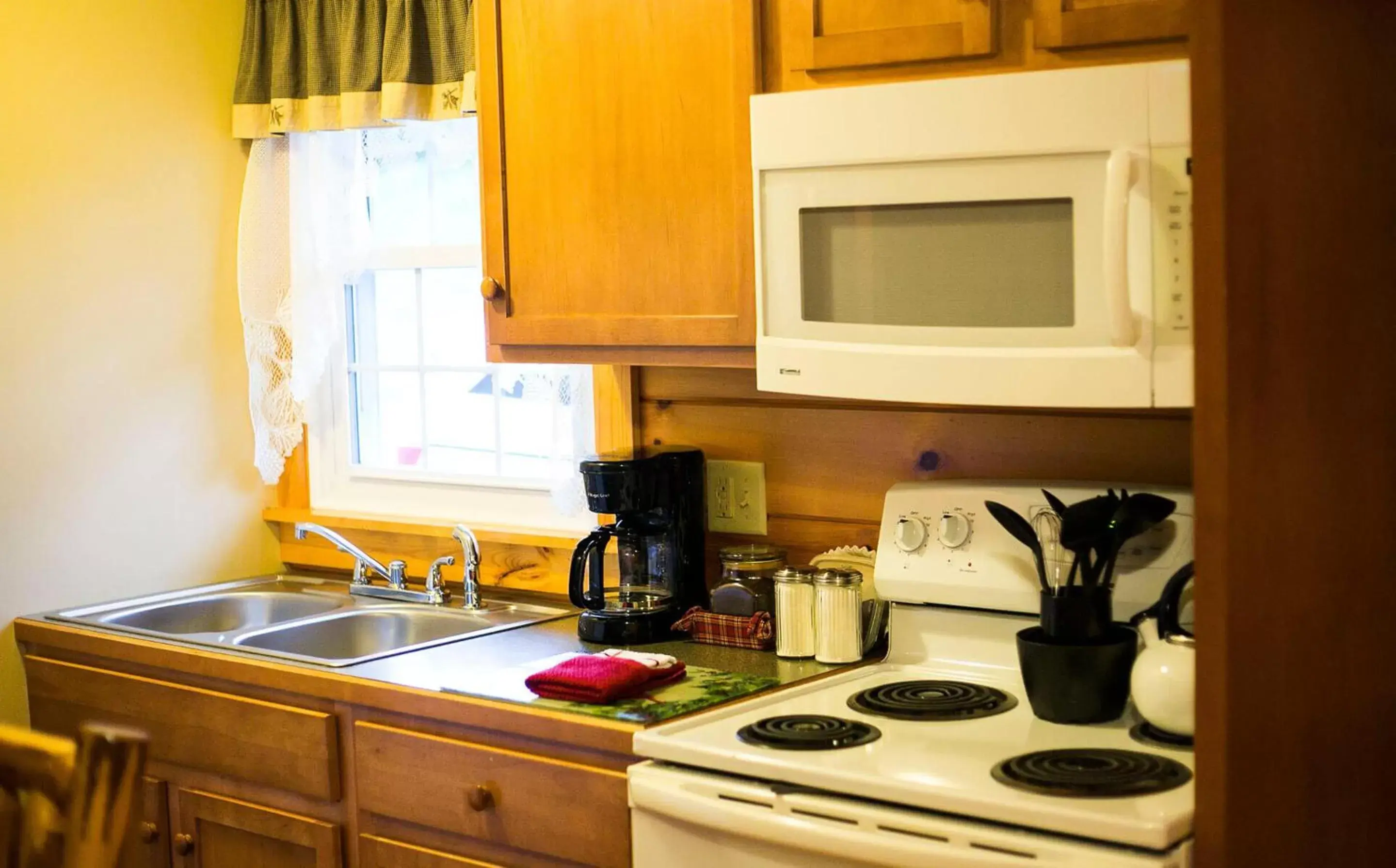 Kitchen or kitchenette, Kitchen/Kitchenette in Blessing Lodge by Amish Country Lodging