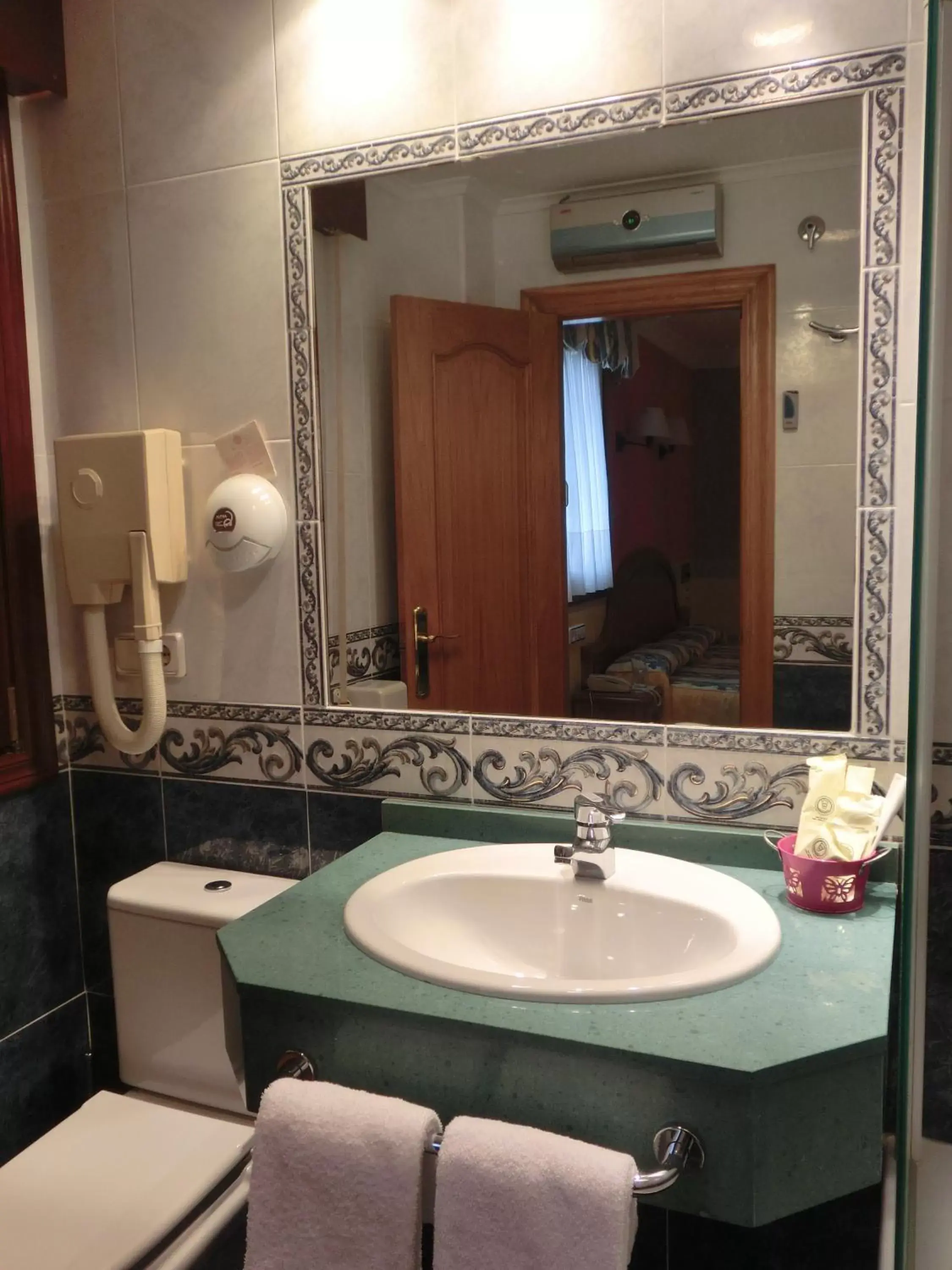 Bathroom in Hotel Las Ruedas