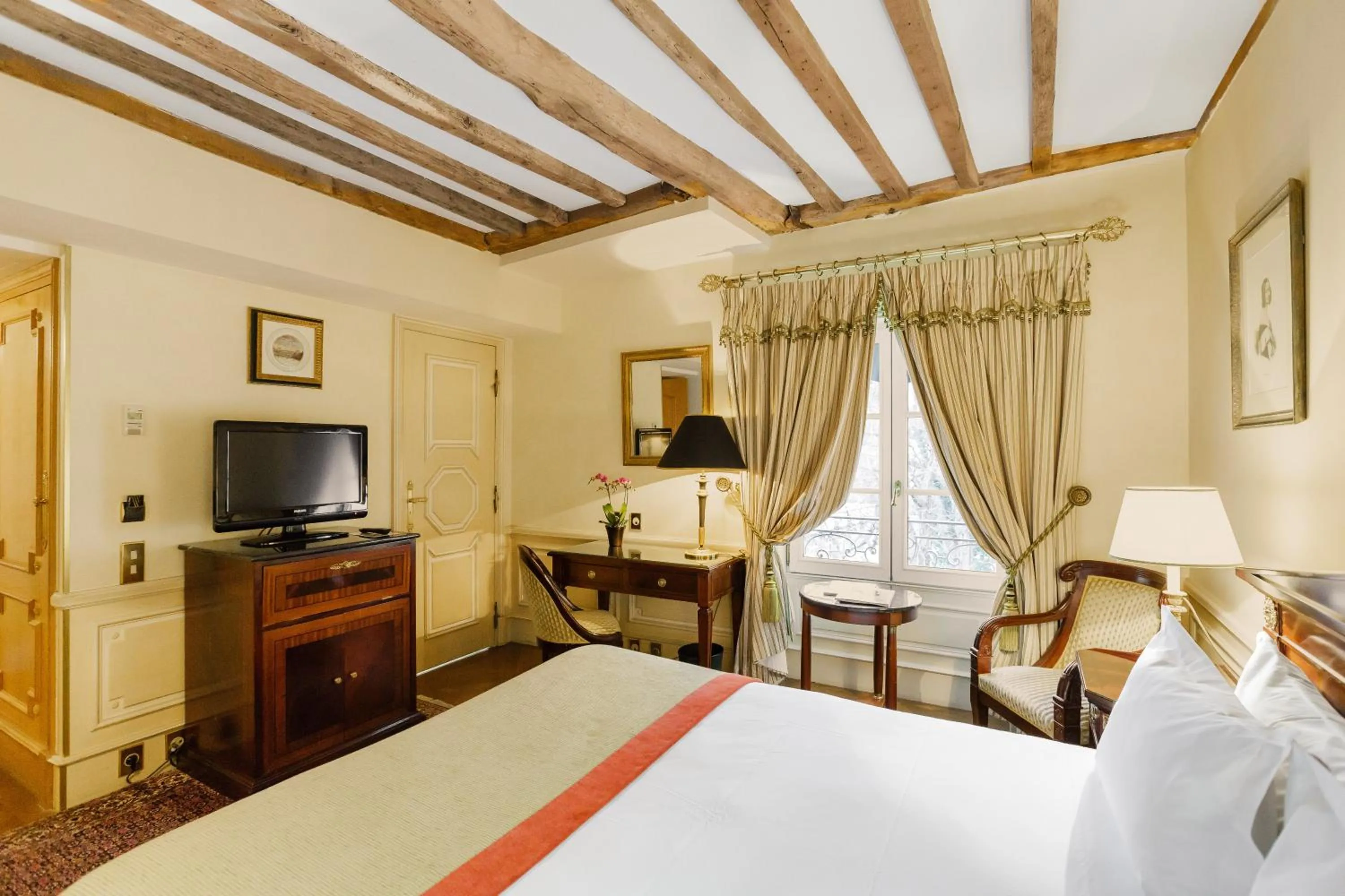 Photo of the whole room, Bed in Hotel Luxembourg Parc