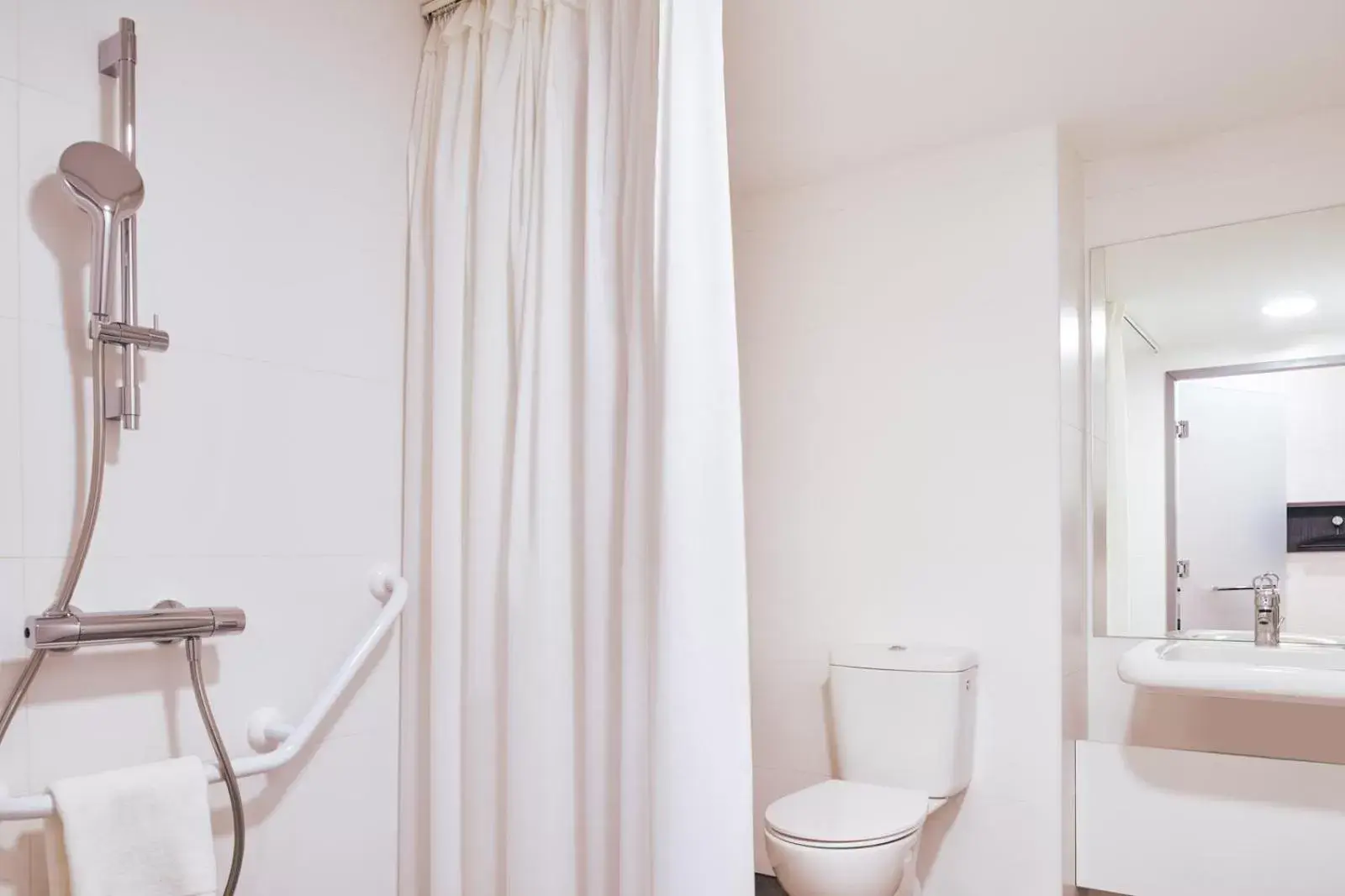acessibility, Bathroom in easyHotel Paris Charles de Gaulle Villepinte