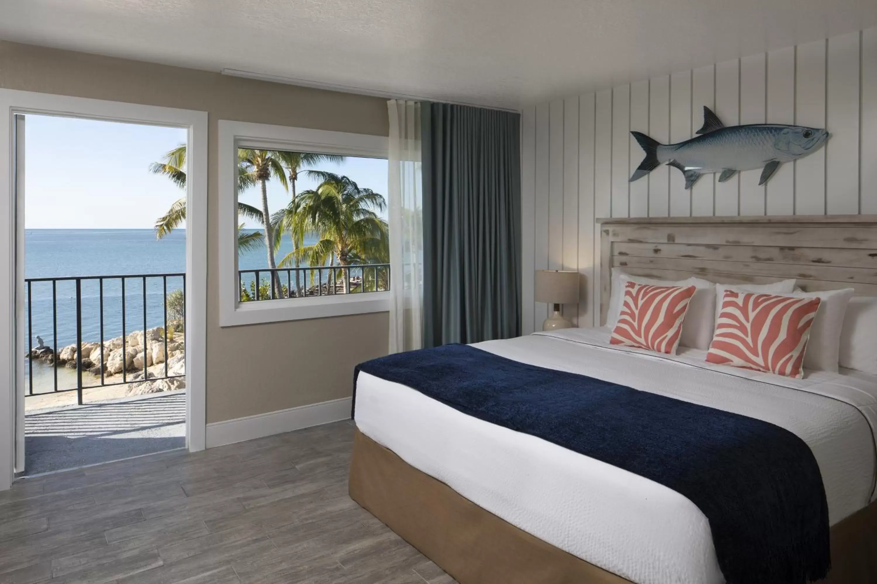 Bedroom in Postcard Inn Beach Resort & Marina