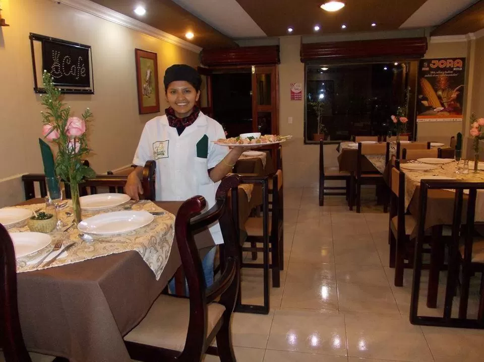 Restaurant/places to eat in Hostal Jora Continental