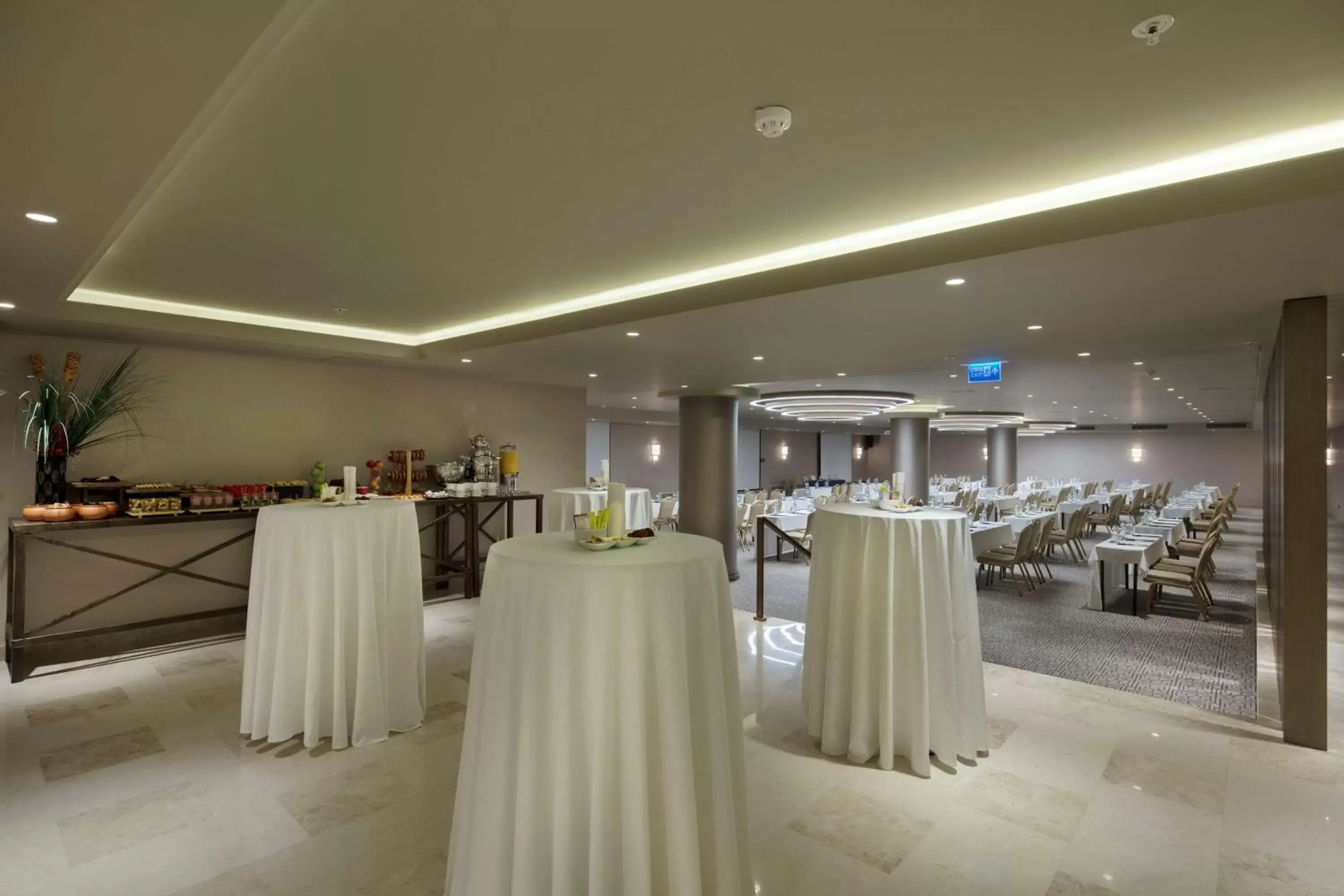 Dining area, Restaurant/Places to Eat in Mersin HiltonSA