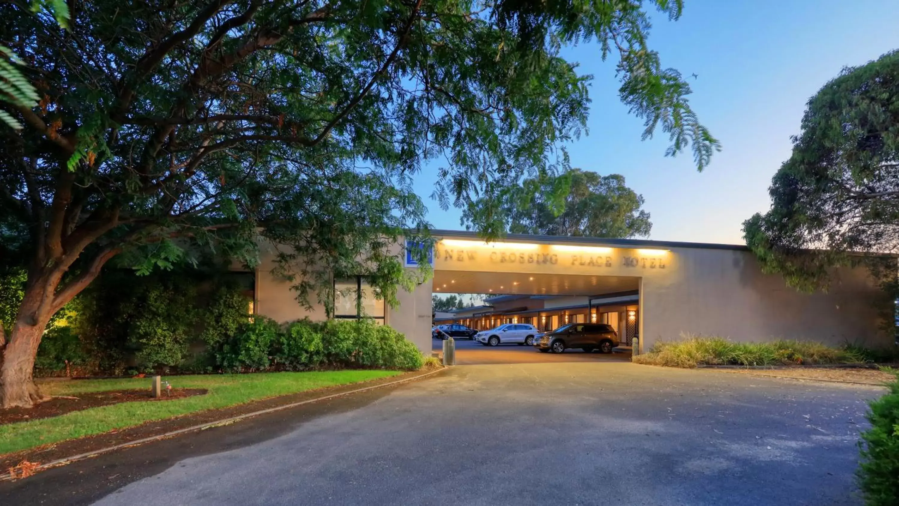 Facade/entrance, Property Building in New Crossing Place Motel