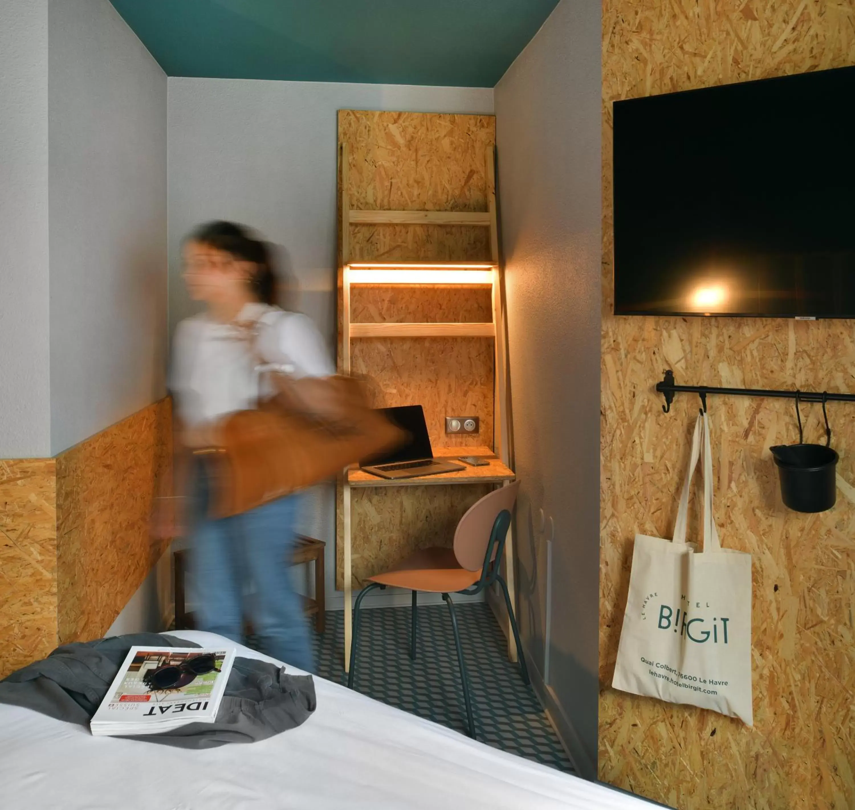 Bedroom, TV/Entertainment Center in Birgit Hôtel Le Havre Centre
