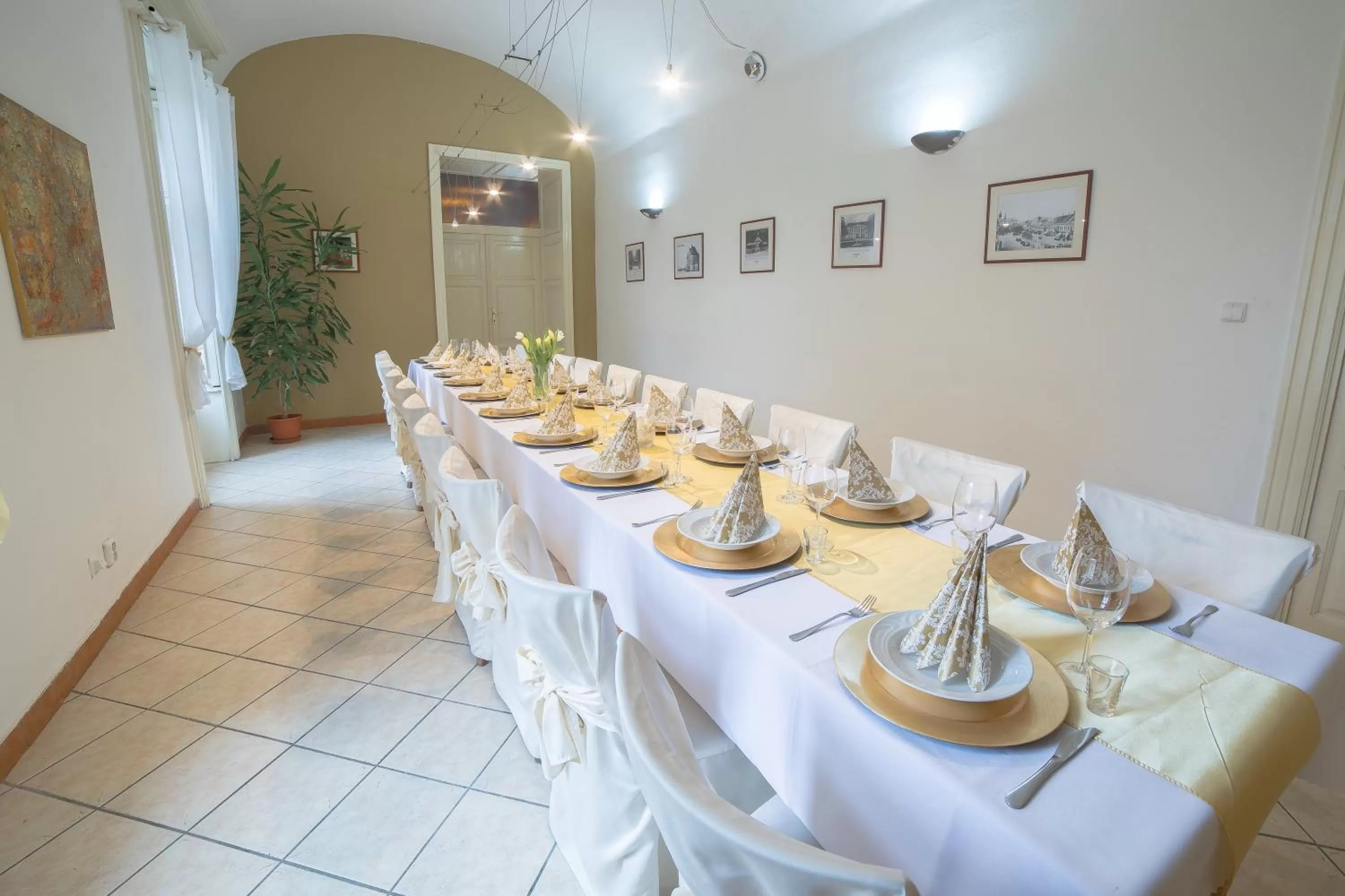 Restaurant/places to eat in TeleDom Hotel