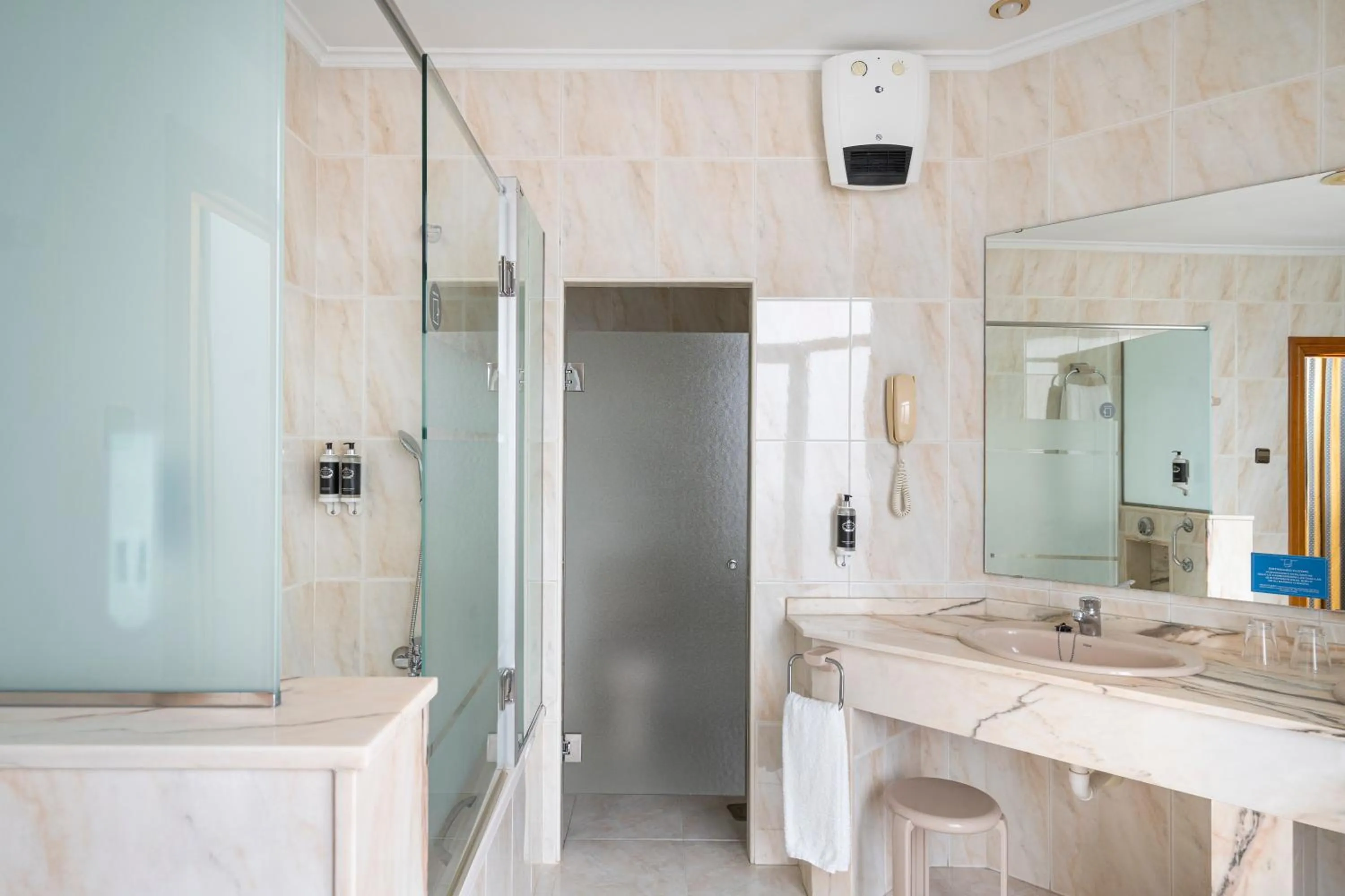 Bathroom in Hotel Hernán Cortés