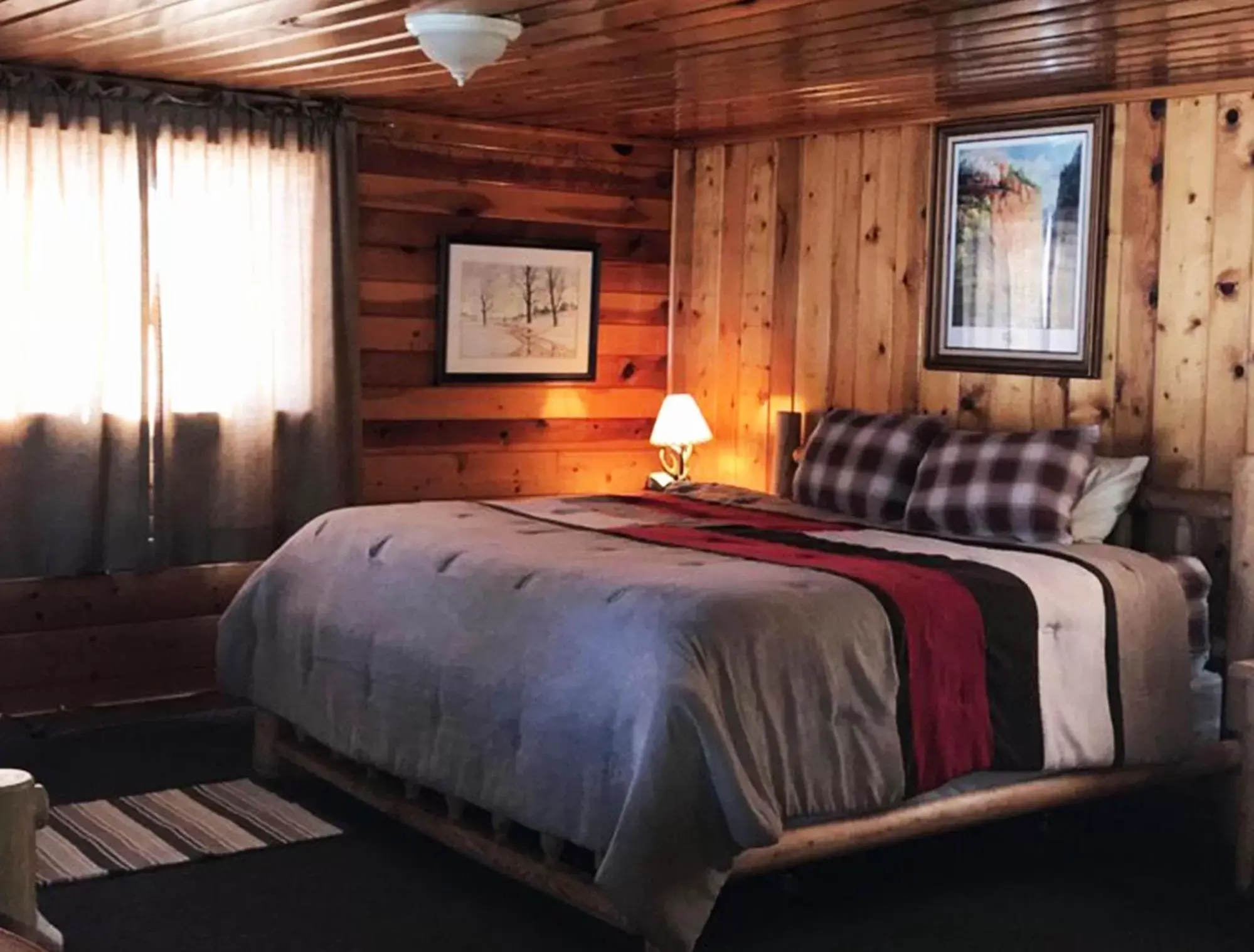 Bed in Elkhorn Lodge