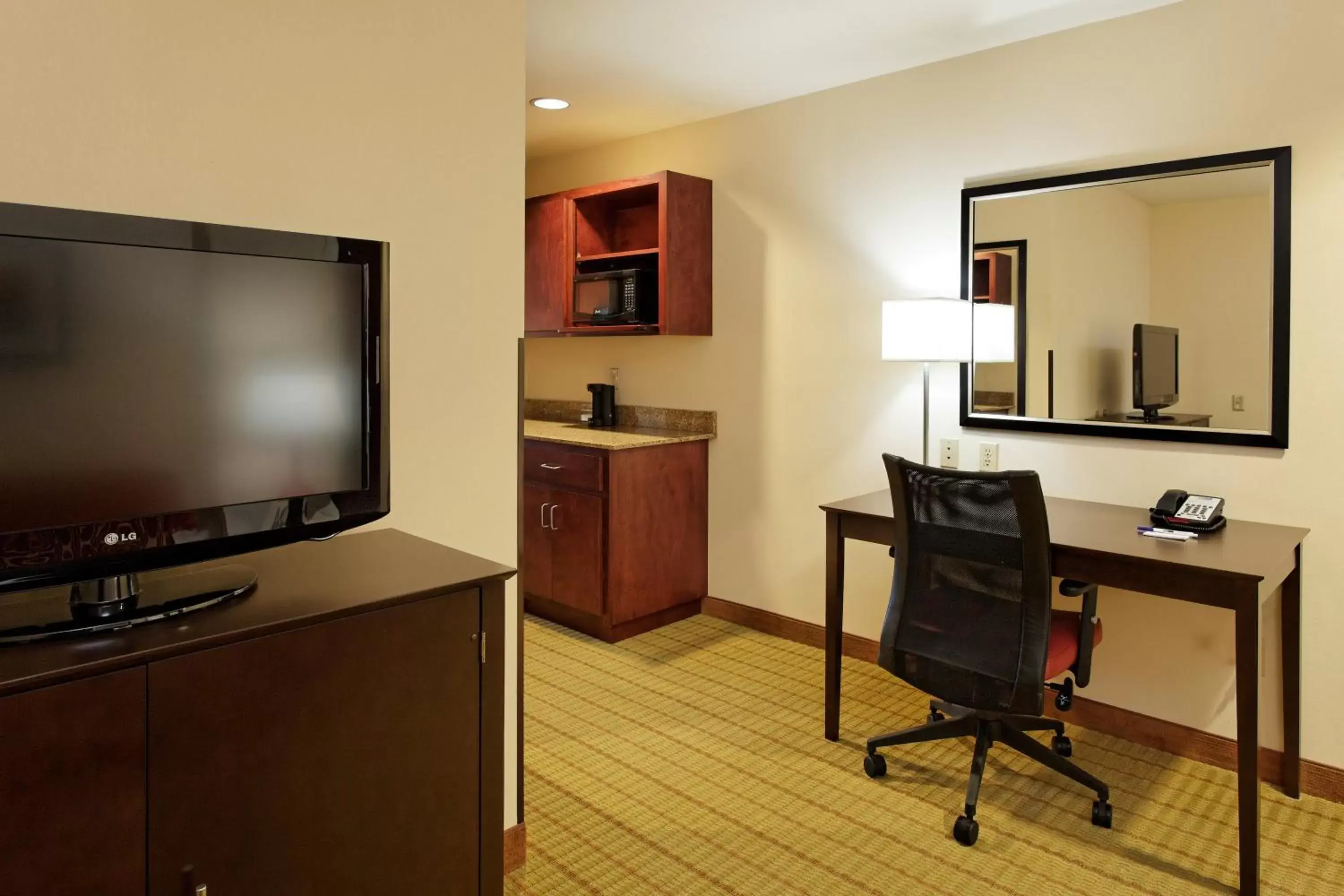 Bedroom, TV/Entertainment Center in Holiday Inn Express Florence Northeast, an IHG Hotel