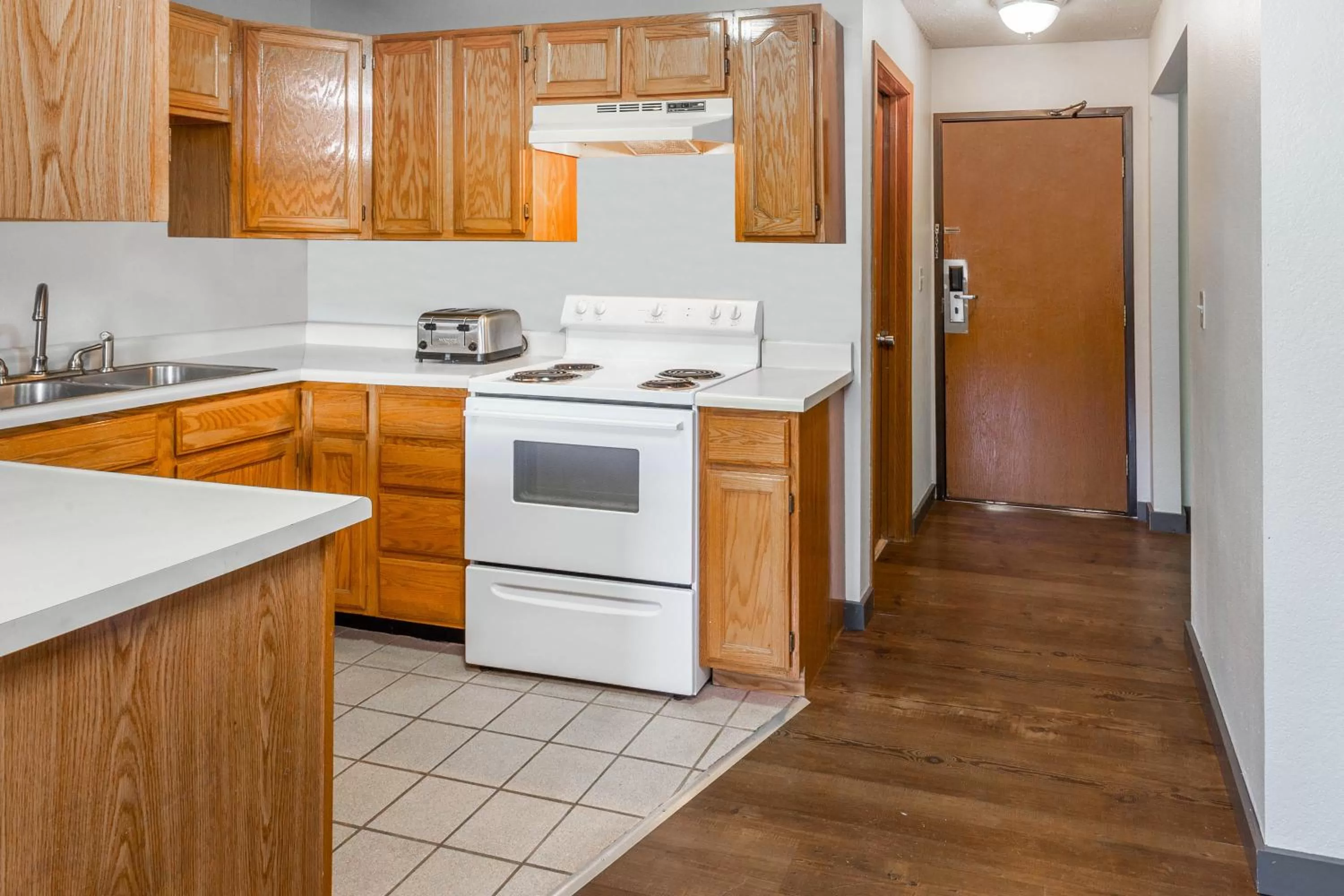 Kitchen or kitchenette in Super 8 by Wyndham Gardiner/Yellowstone Park Area