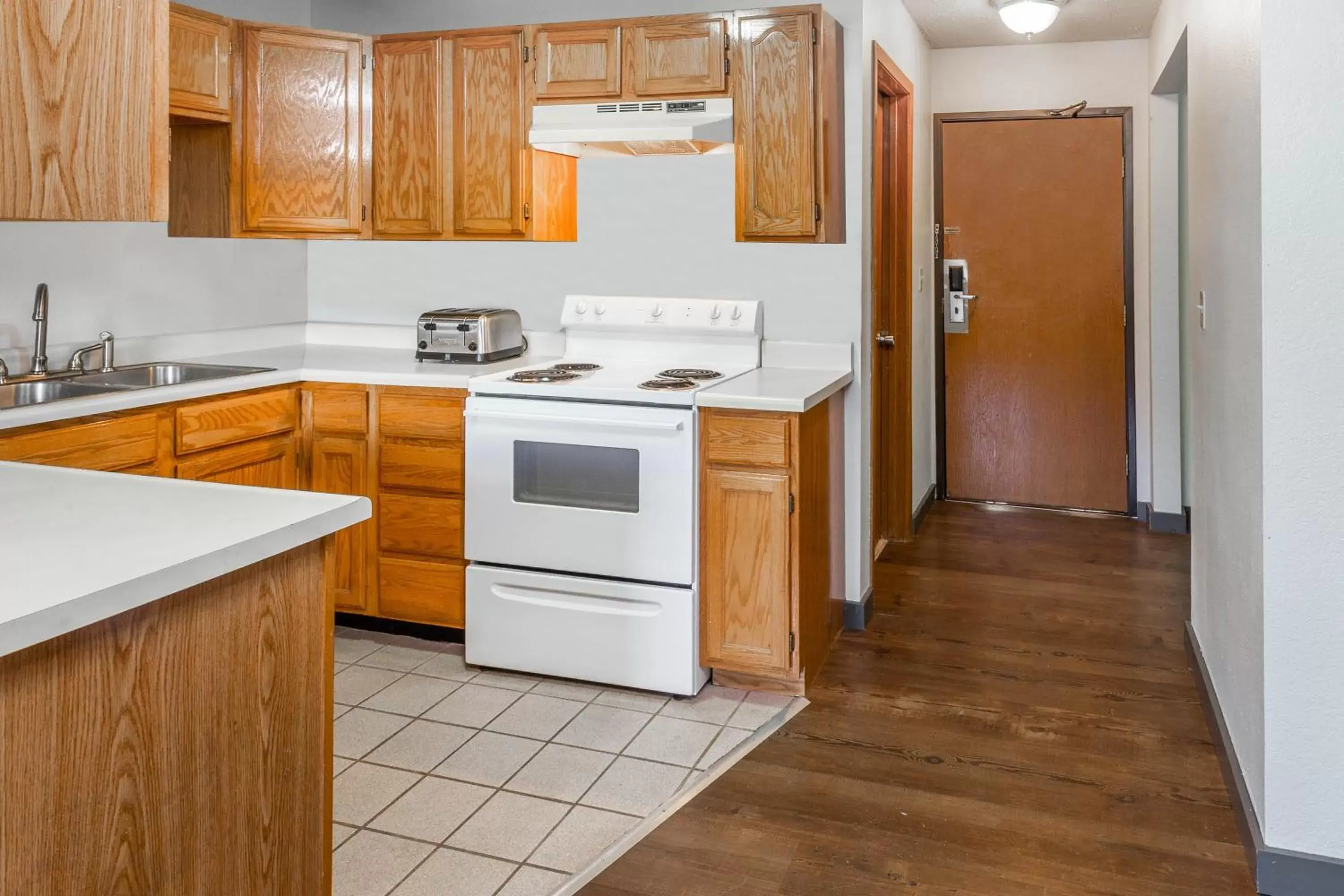 Kitchen or kitchenette, Kitchen/Kitchenette in Super 8 by Wyndham Gardiner/Yellowstone Park Area