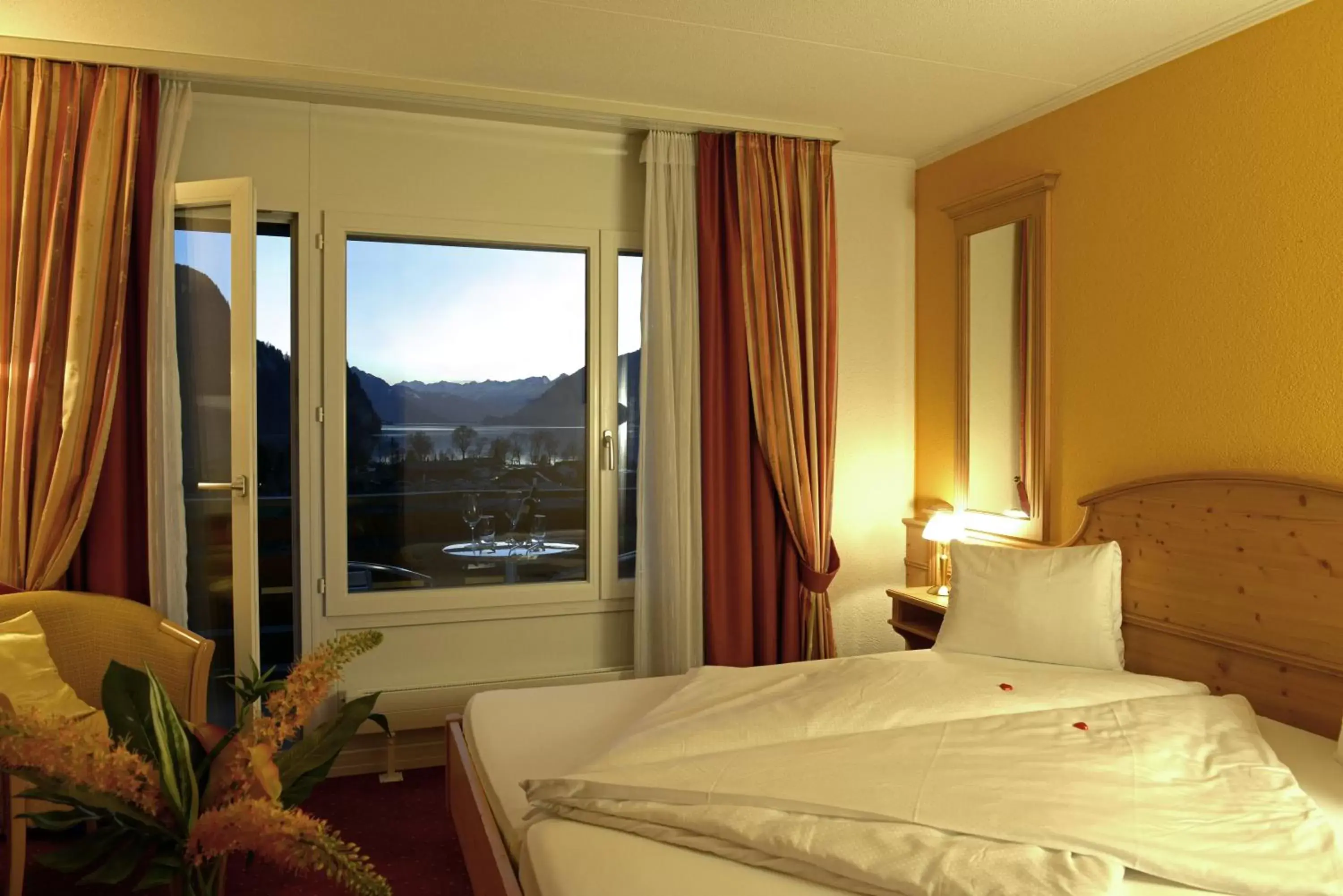 Bedroom, Bed in Hotel Brienz