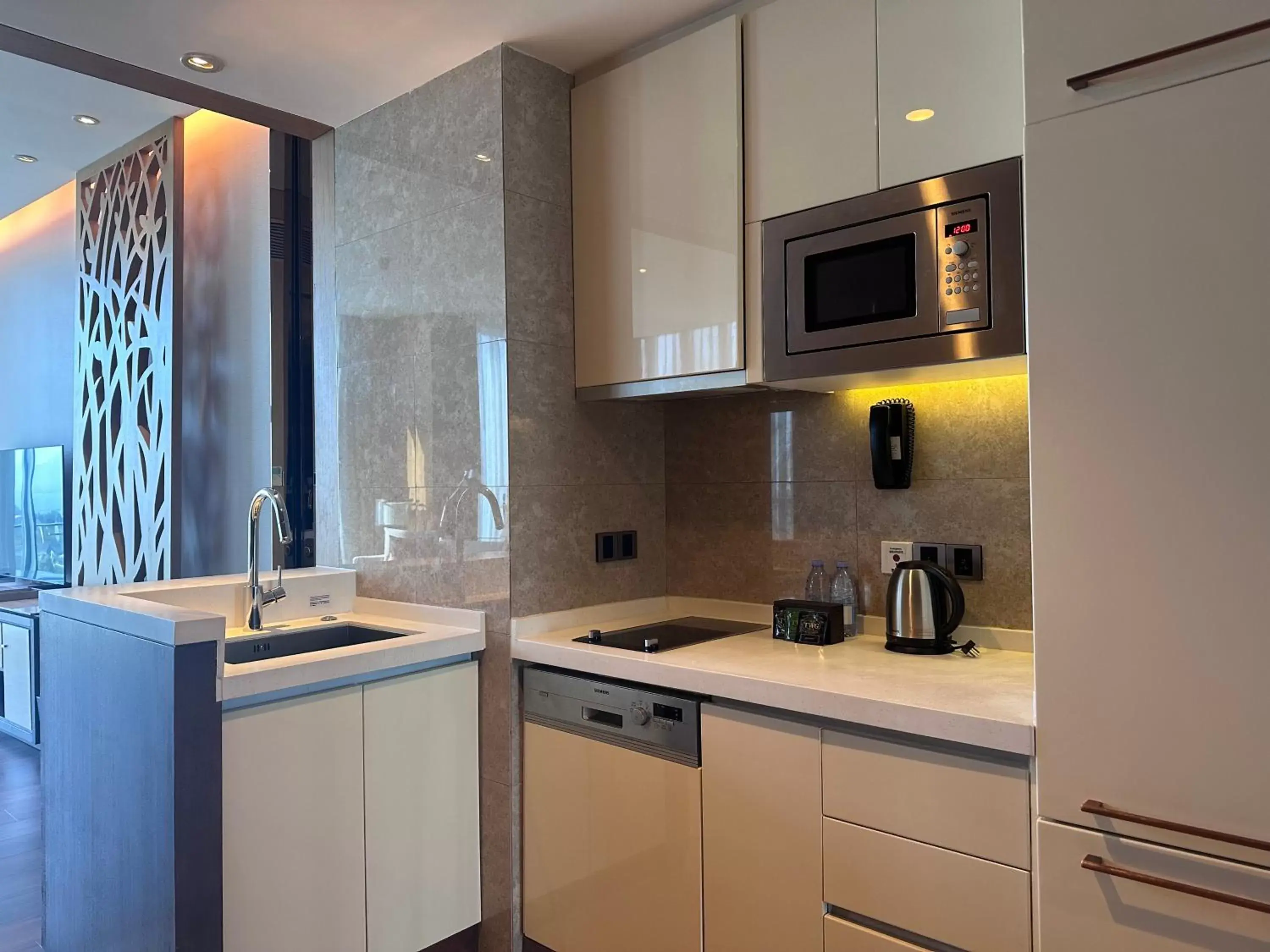 Coffee/tea facilities, Kitchen/Kitchenette in The OCT Harbour, Shenzhen - Marriott Executive Apartments